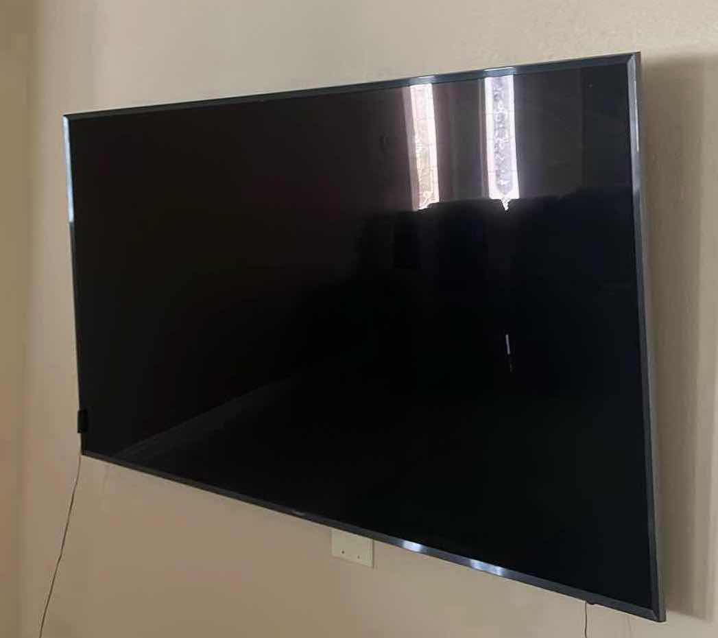 Photo 1 of 75" SAMSUNG UHD 4K TV W REMOTE INCLUDES WALL MOUNT