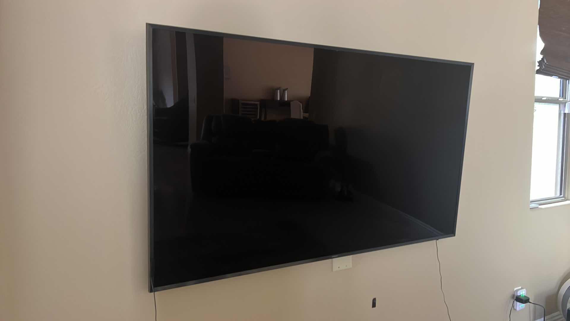 Photo 1 of 75" SAMSUNG UHD 4K TV W REMOTE INCLUDES WALL MOUNT