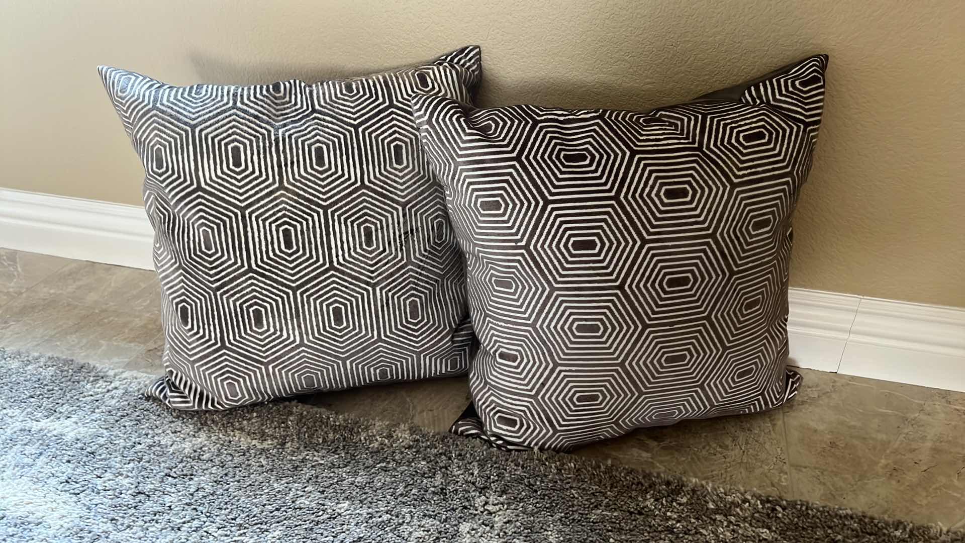 Photo 1 of 2-SAG HARBOR BROWN W TAN PATTERN ACCENT PILLOWS 18" x 18"