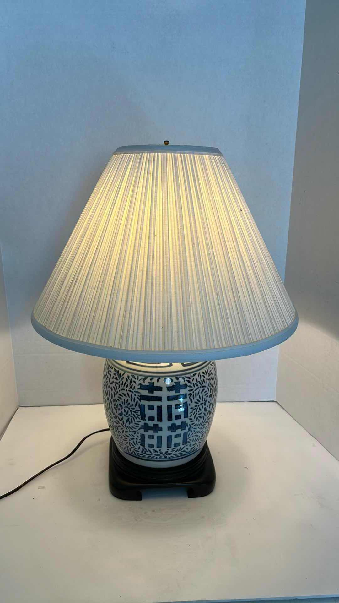 Photo 2 of ANTIQUE CHINOISERIE BLUE & WHITE  DOUBLE HAPPINESS GINGER JAR TABLE LAMP W SHADE H 23"