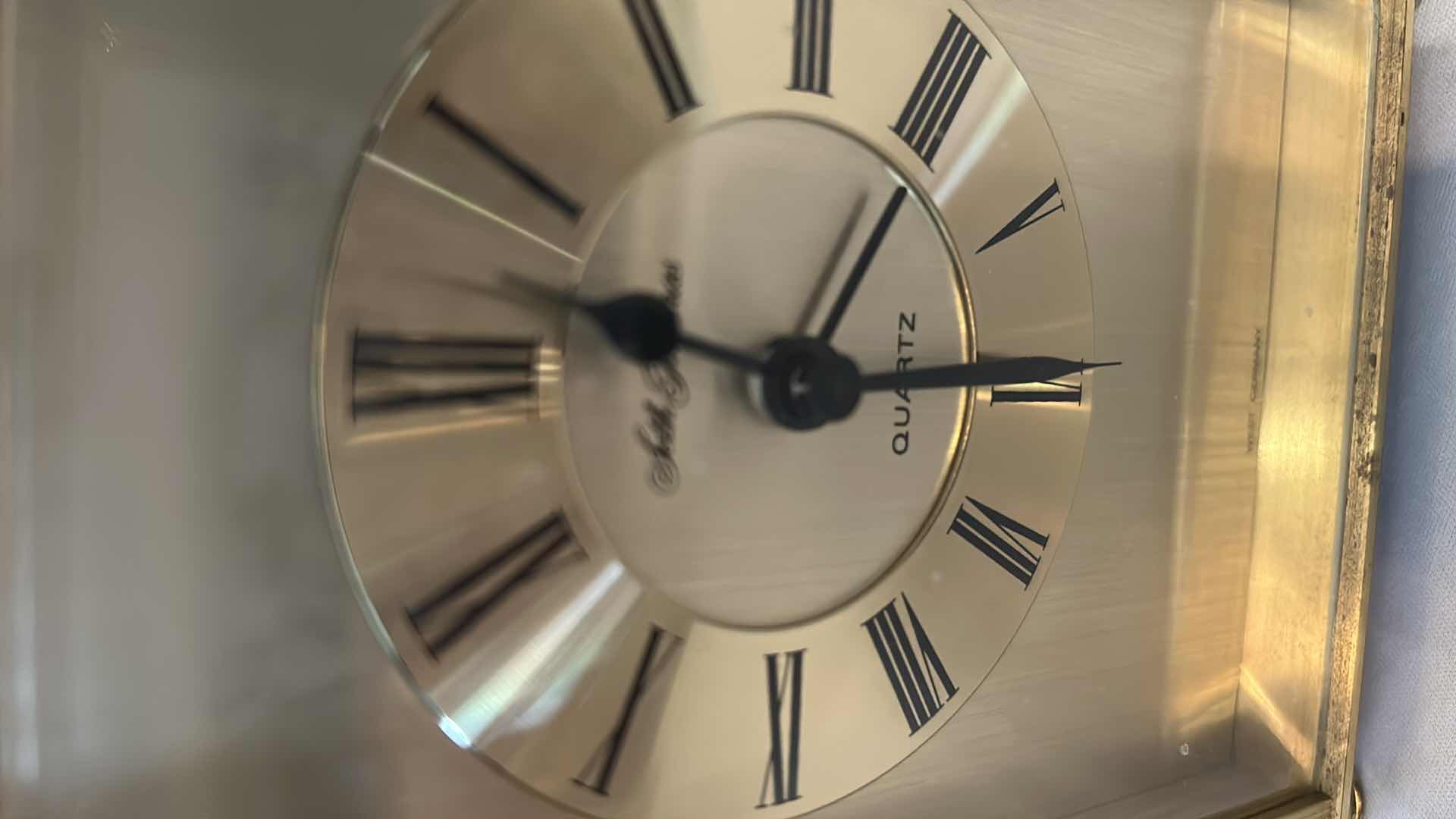 Photo 2 of VINTAGE SOLAR QUARTZ BRASS MANTEL DESK CLOCK H 6”