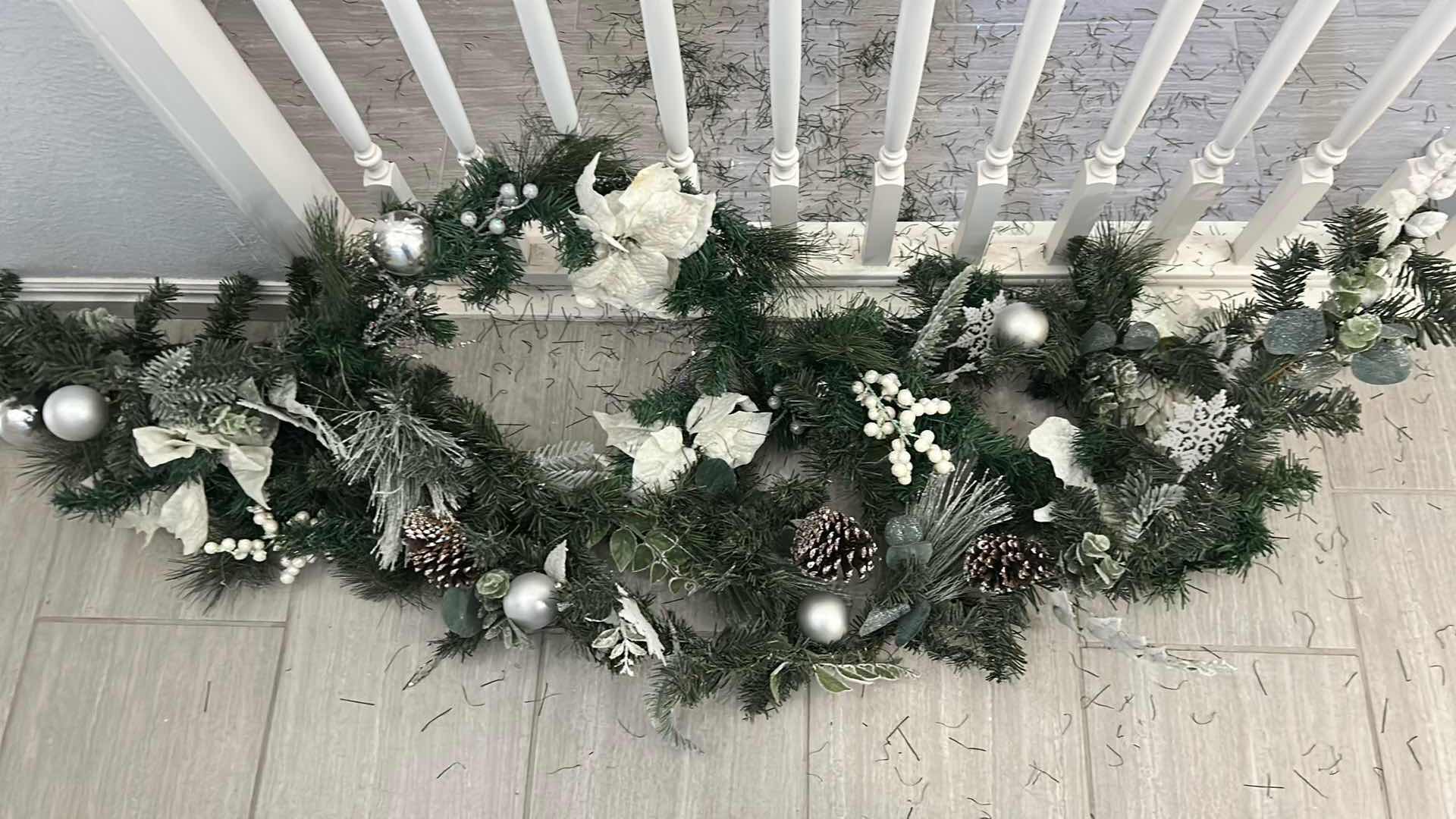 Photo 1 of CONTENTS OF BOX 4-STRANDS WHITE DECORATIVE GARLAND