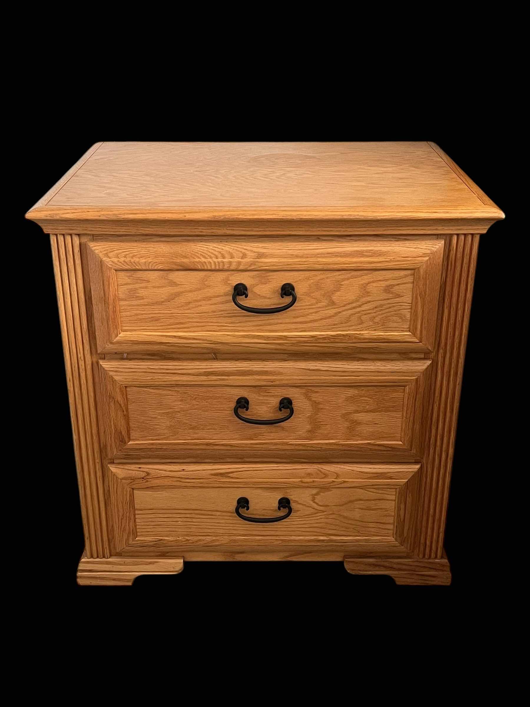 Photo 1 of 
FURNITURE-OAK THOMASVILLE SIDE TABLE.1 OF 2 IN FULL BEDROOM SET (SOLD SEPARATELY). 29 X 22 X 29 H


