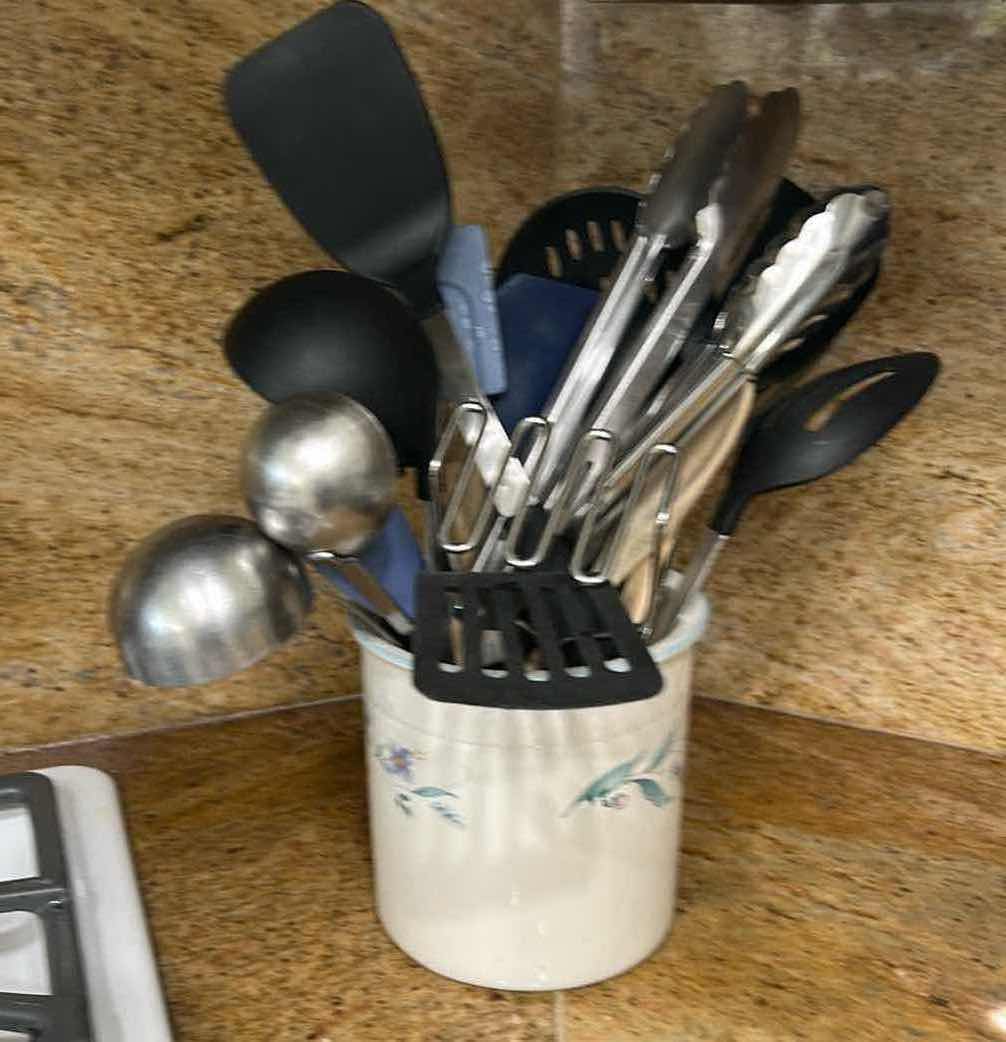 Photo 1 of CORELLE  KITCHEN GADGET HOLDER W ASSORTED UTENSILS