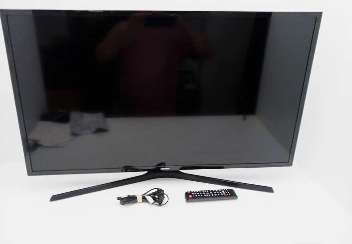 Photo 1 of 42” FLAT SCREEN SAMSUNG TV