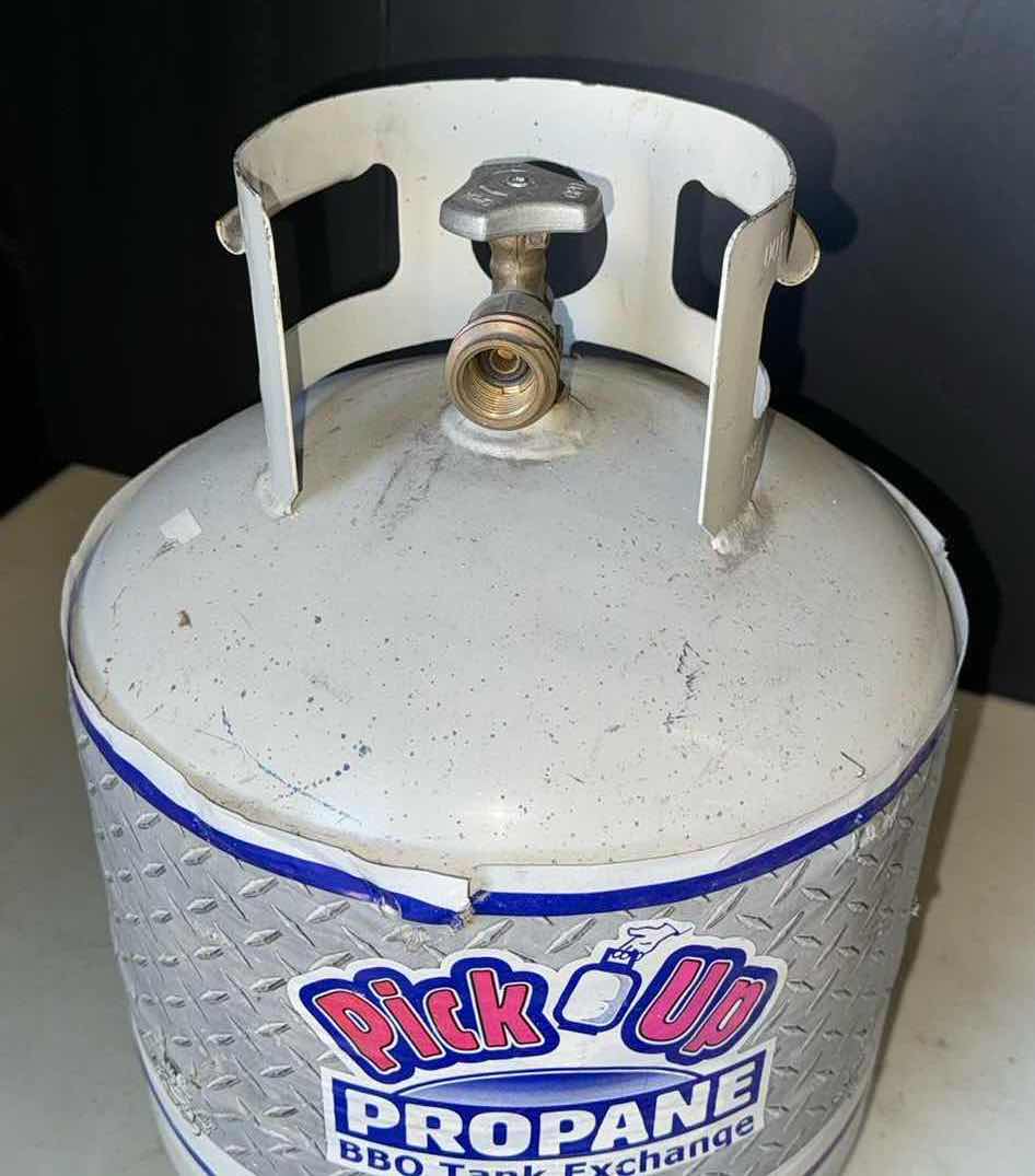 Photo 1 of DYNA-GLOBAL PRO PROPANE HEATER WITH EMPTY PROPANE TANK (SEE NOTES)
