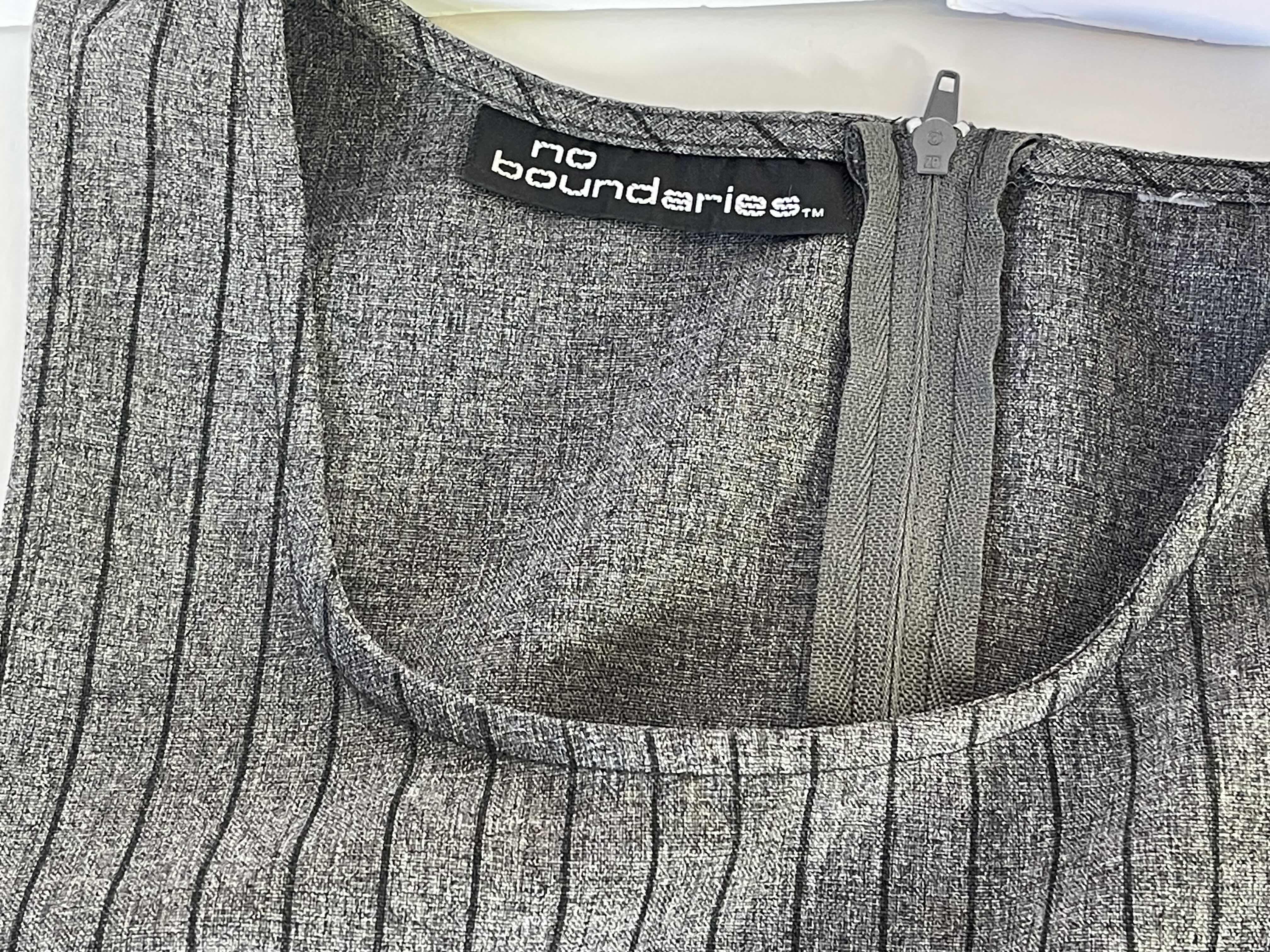 Photo 1 of WOMENS SLEEVELESS TOPS SIZE SMALL (4)