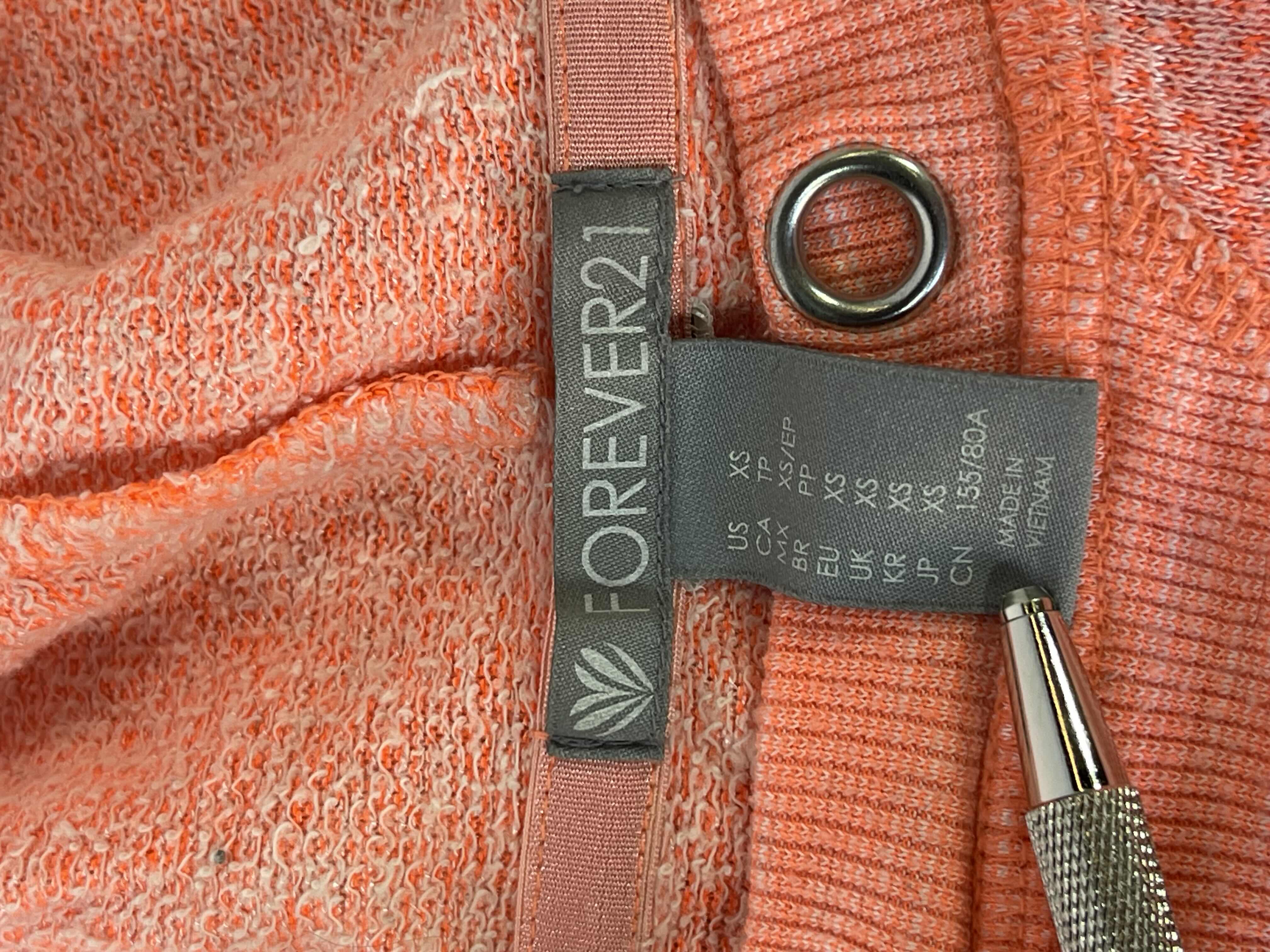 Photo 1 of WOMENS ATHLETIC TOPS AND LEGGINGS (4) SIZE XS