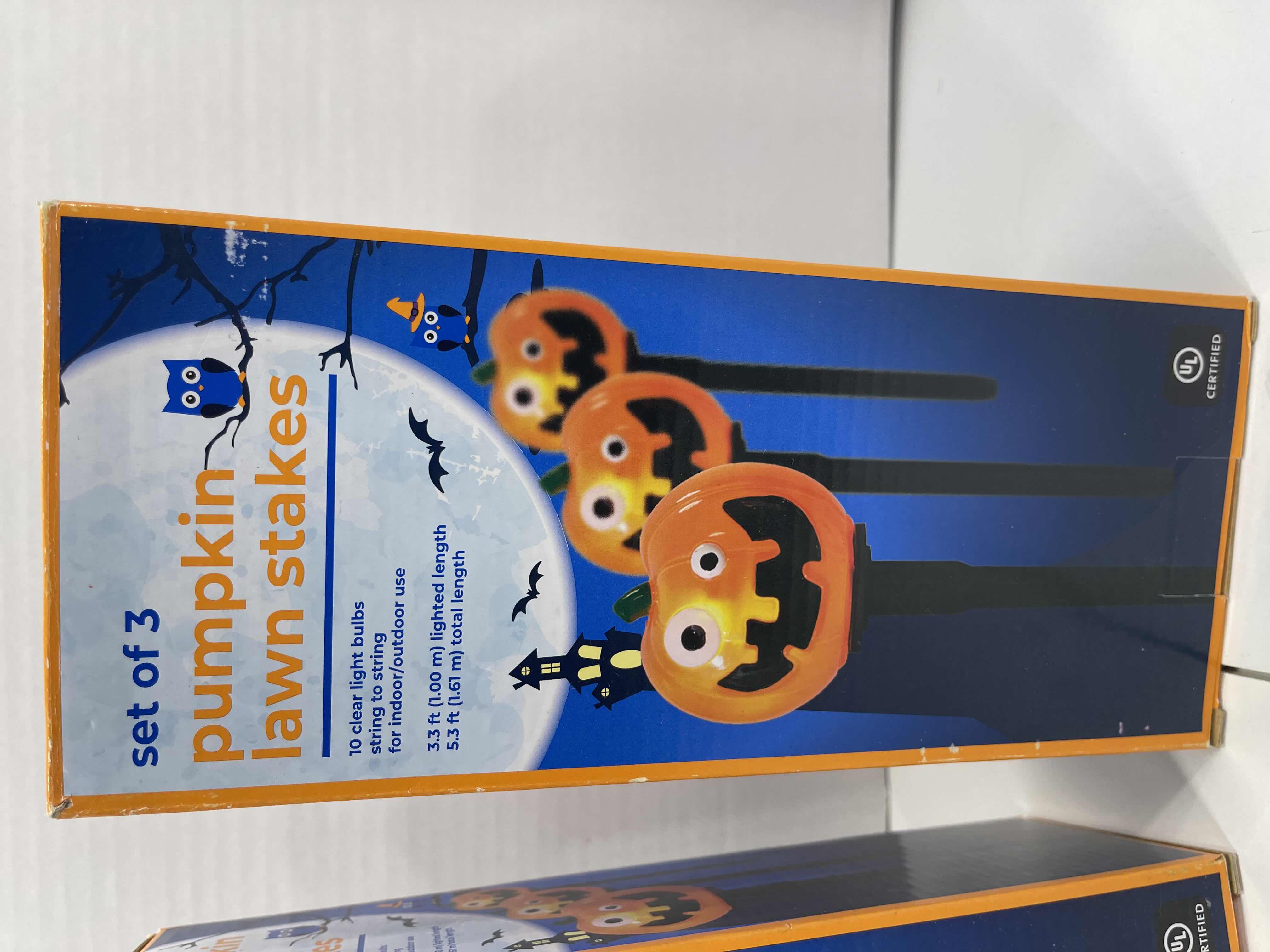 Photo 1 of PUMPKIN CRAZY FACE LAWN STAKES SET OF 3 (2) MSRP $50