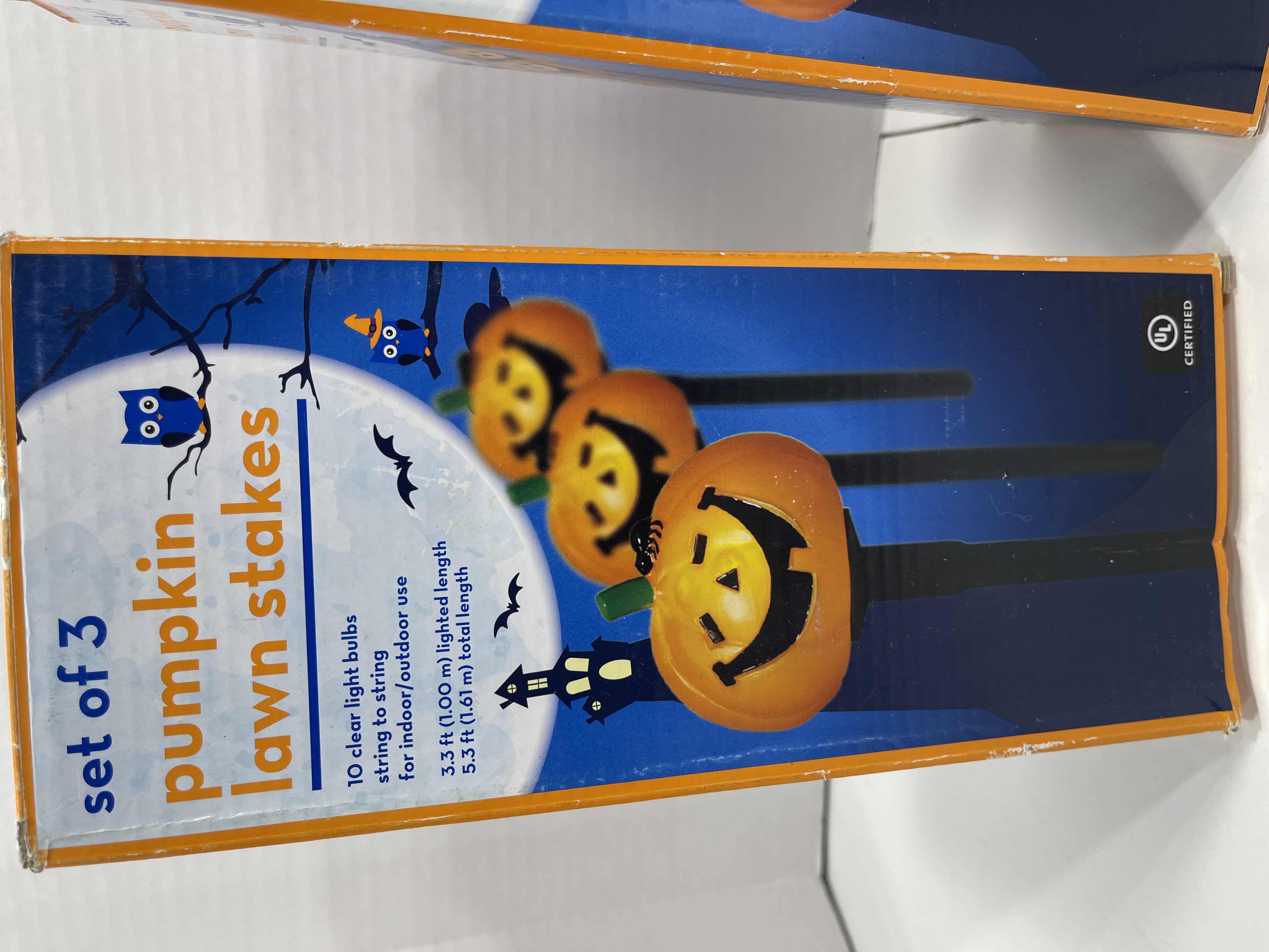 Photo 1 of PUMPKIN LAWN STAKES SET OF 3 (2) MSRP $50