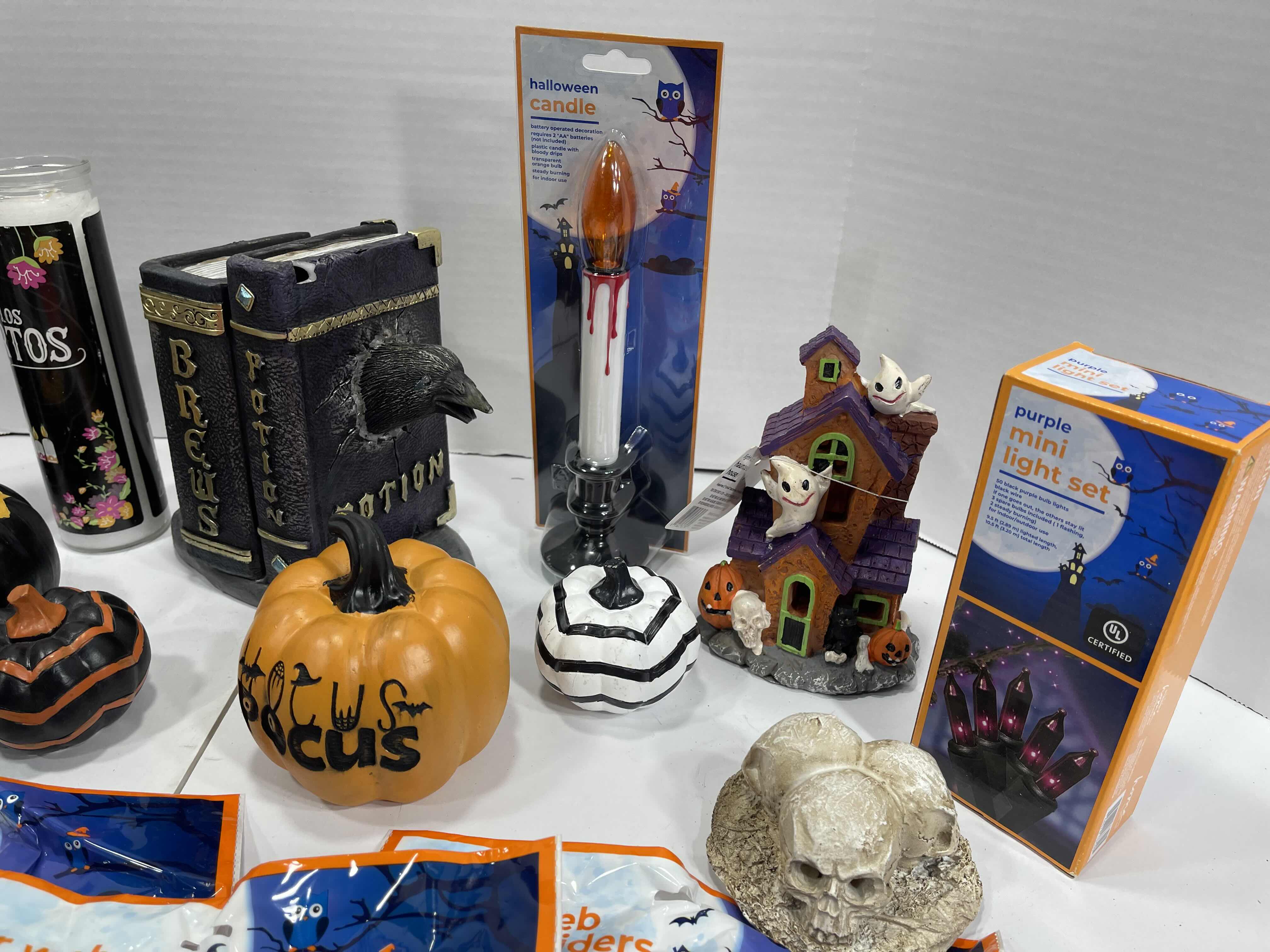 Photo 1 of HOME HALLOWEEN ROOM/TABLE TOP DECORATIONS LOT (18 ITEMS) MSRP $100