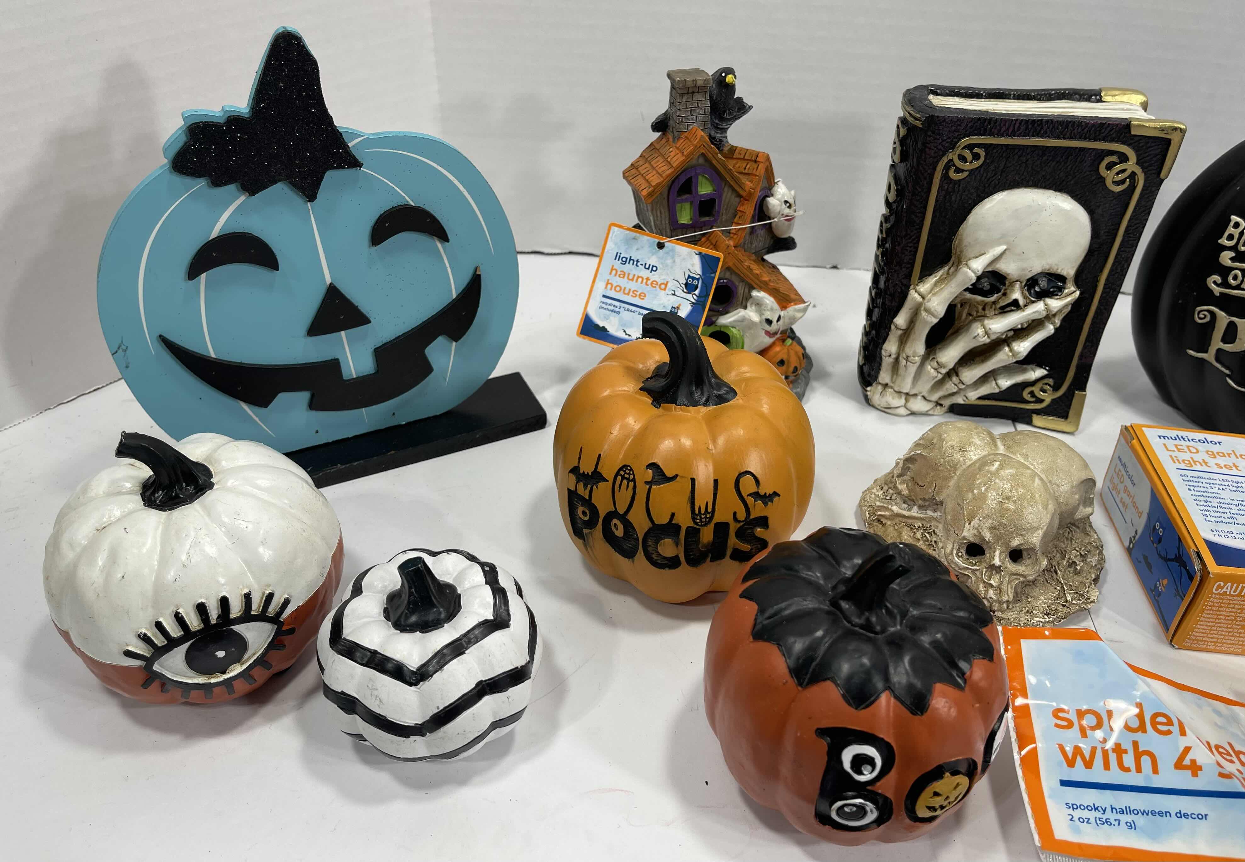 Photo 1 of HOME HALLOWEEN ROOM/TABLE TOP DECORATIONS LARGE ASSORTMENT LOT (18 ITEMS) MSRP $100