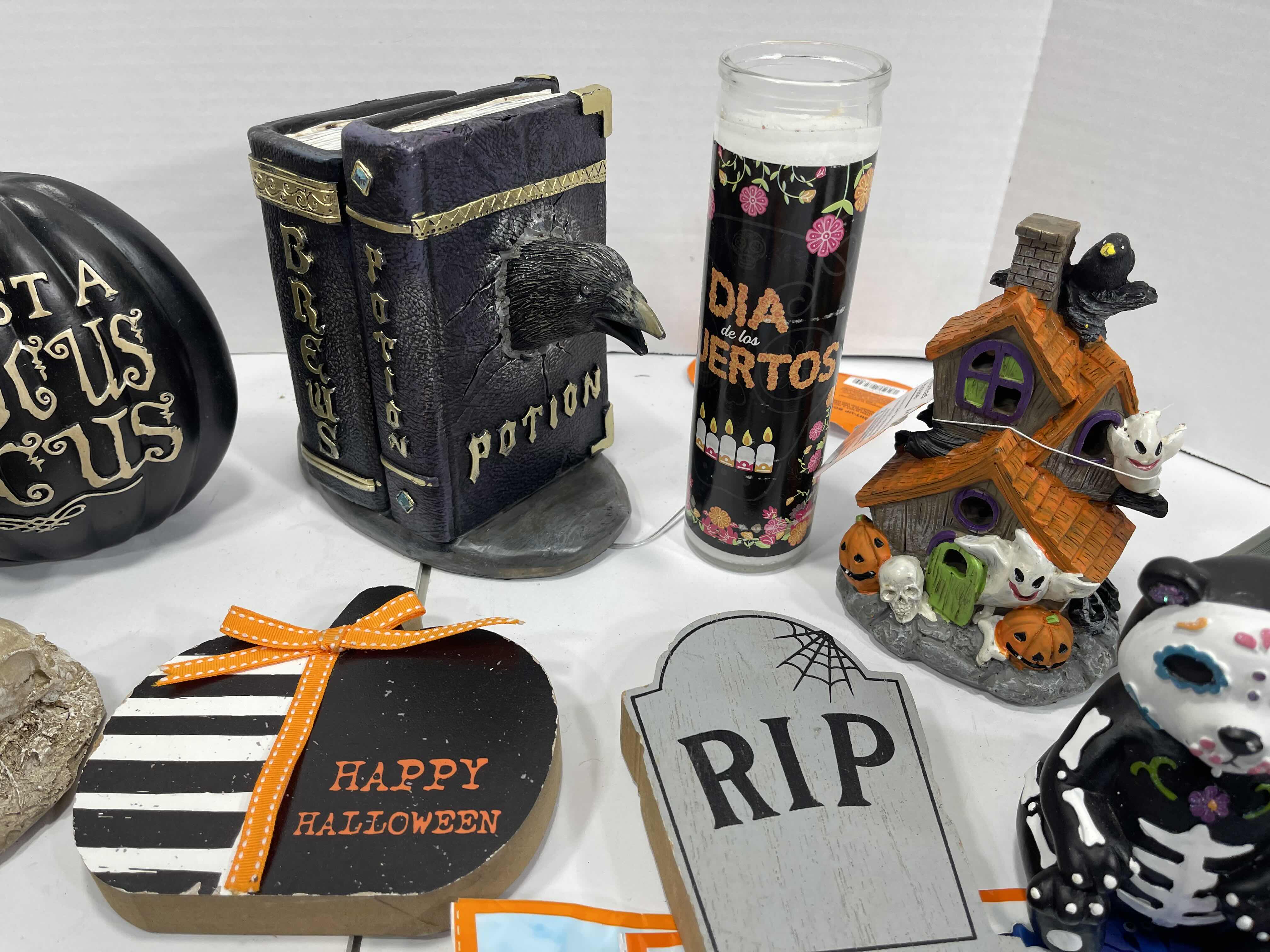 Photo 1 of HOME HALLOWEEN ROOM/TABLE TOP DECORATIONS LARGE ASSORTMENT LOT (18 ITEMS) MSRP $100