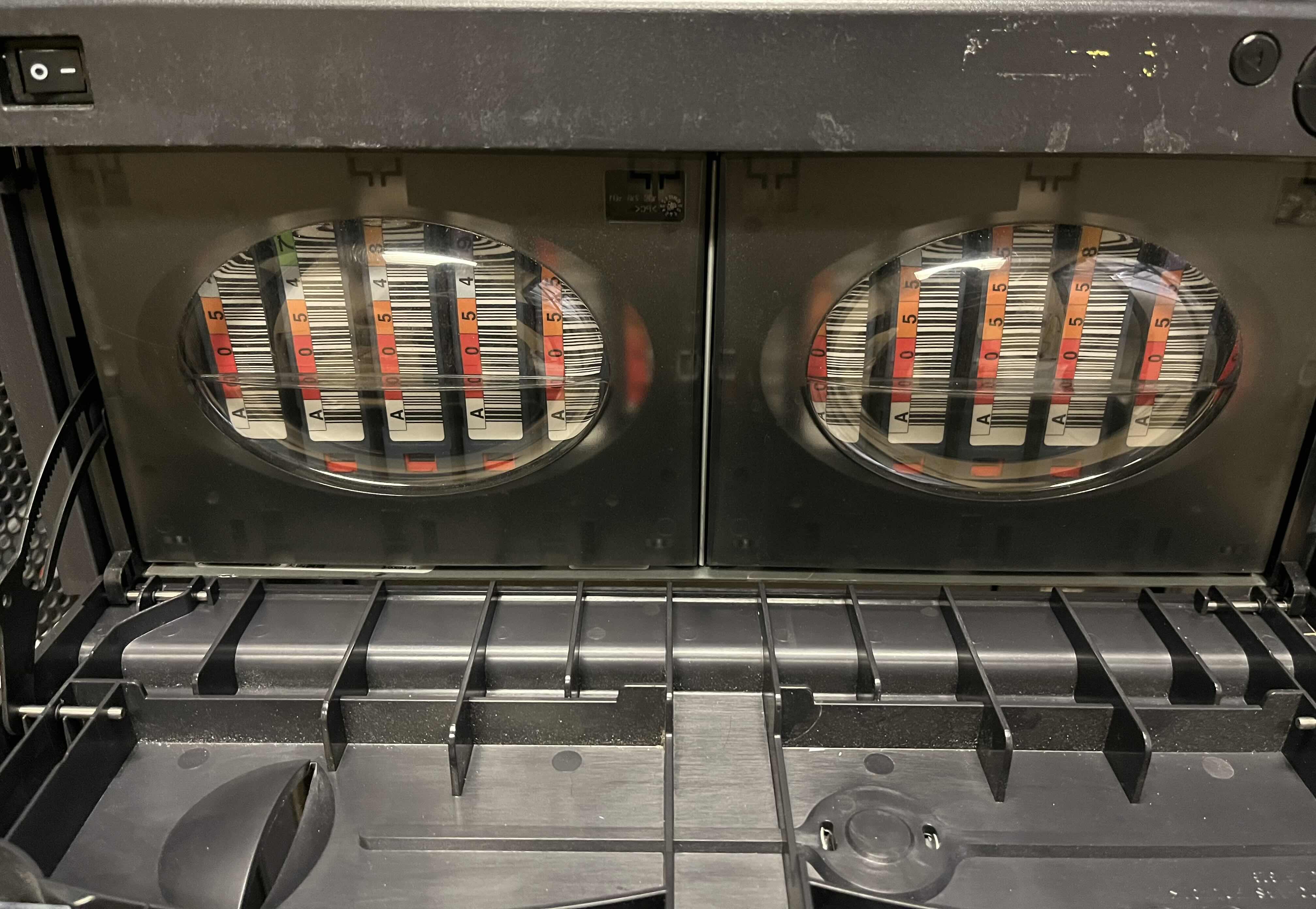 Photo 1 of DELL POWER VAULT 132T LTO LIBRARY RACK MOUNT