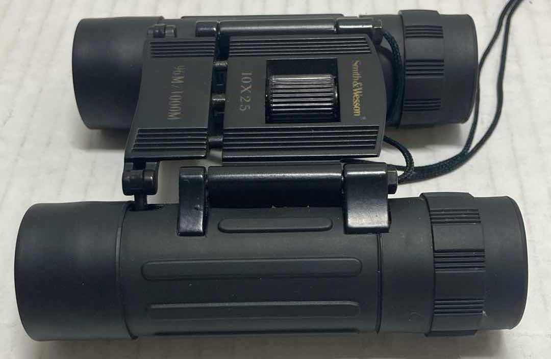 Photo 1 of SMITH & WESSON 10X25 MINI COMPACT SPORT BINOCULARS W CASE