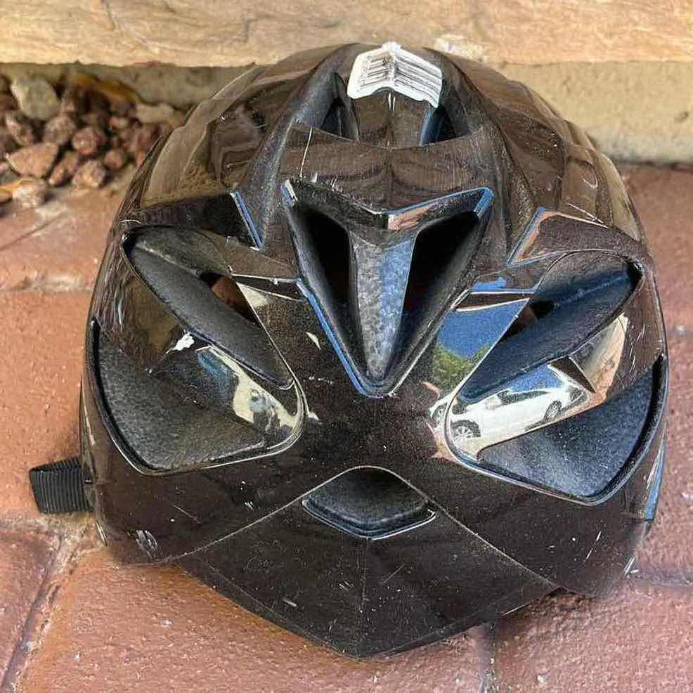 Photo 1 of SCHWINN BICYCLE HELMET ADULT SIZE S/M W FORWARD 6PC ADULT BICYCLE PROTECTIVE GEAR- WRIST, ELBOW & KNEE PROTECTION