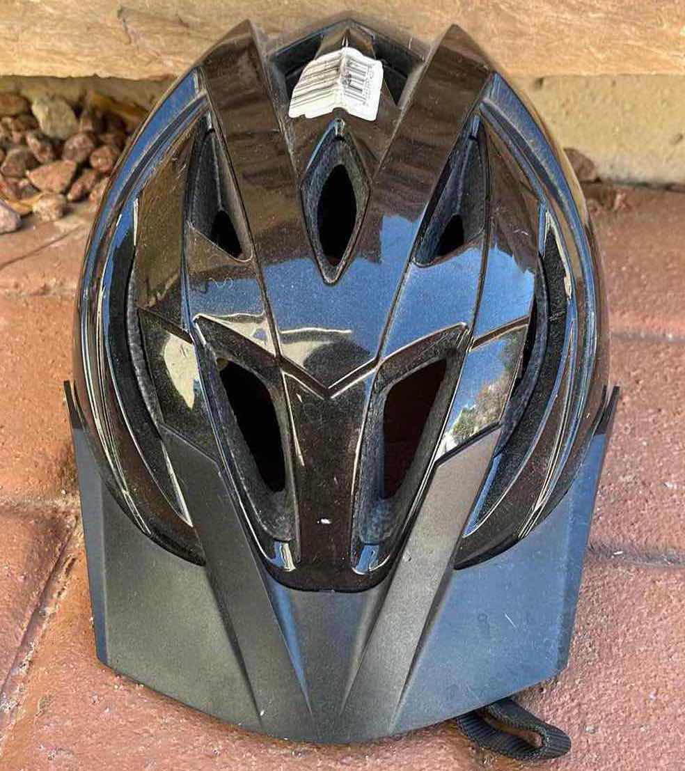 Photo 1 of SCHWINN BICYCLE HELMET ADULT SIZE S/M W FORWARD 6PC ADULT BICYCLE PROTECTIVE GEAR- WRIST, ELBOW & KNEE PROTECTION