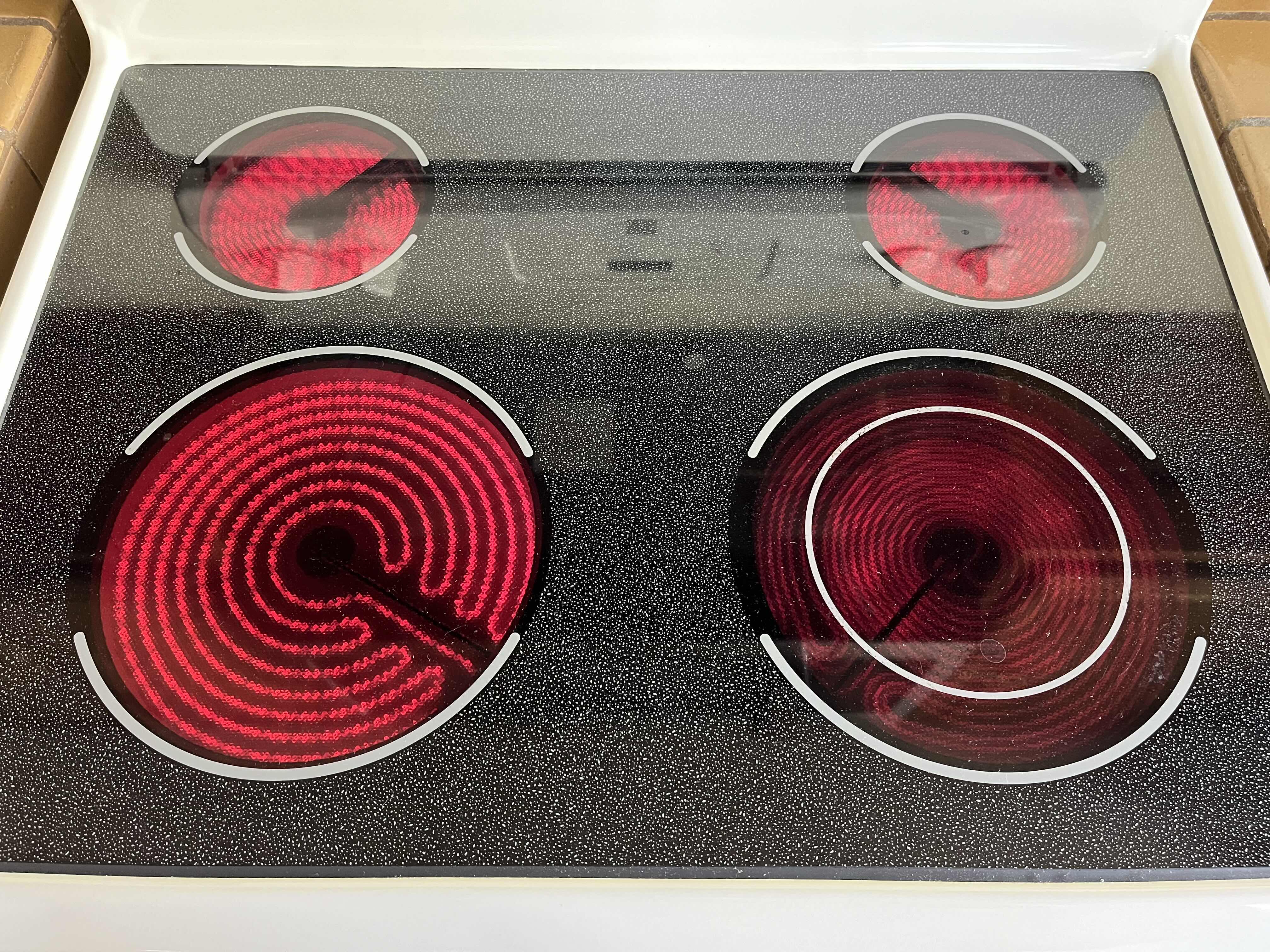 Photo 1 of KENMORE WHITE FINISH 240V 4 BURNER ELECTRIC STOVE RANGE MODEL 790.92204014 (READ NOTES)