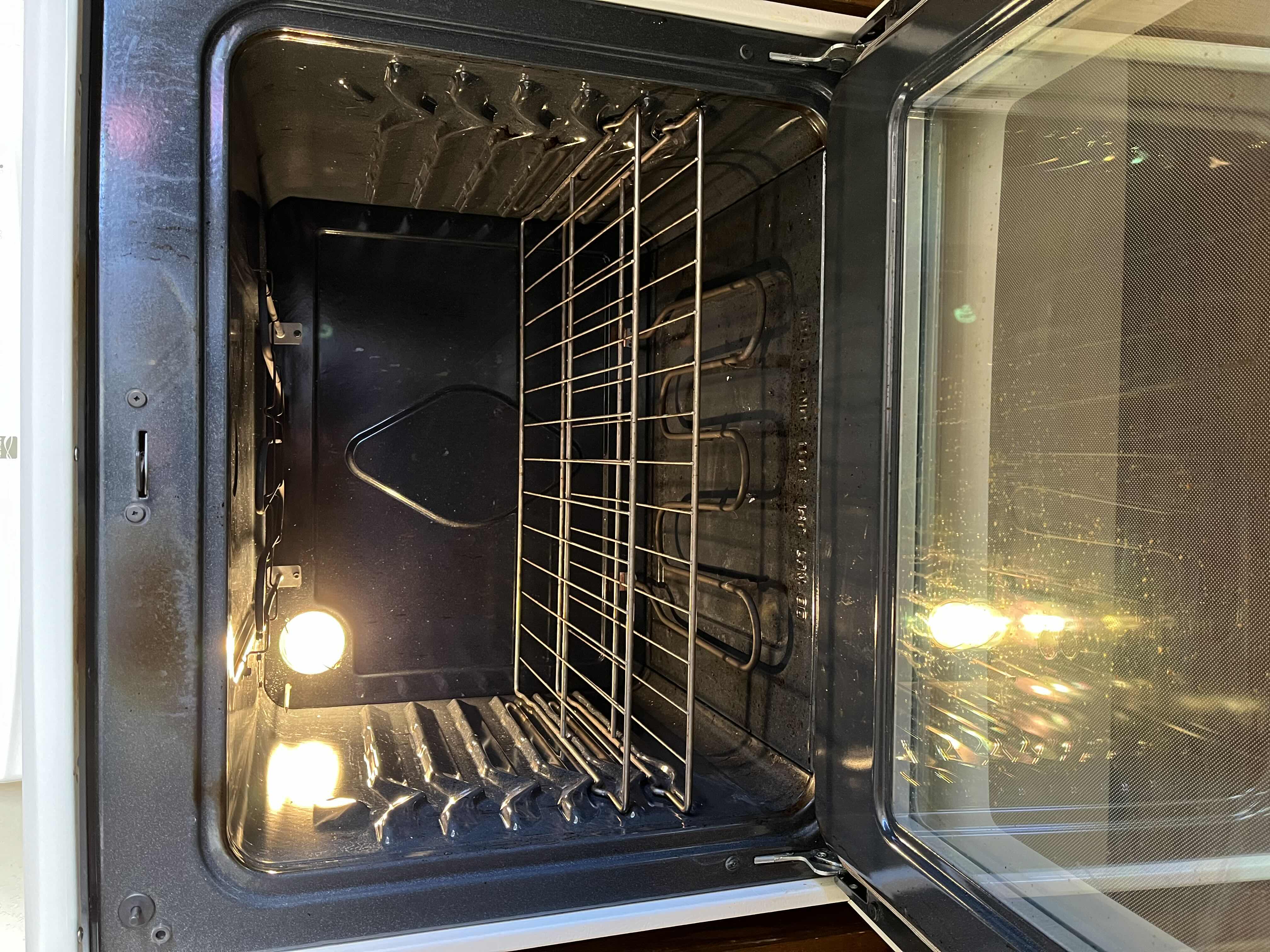 Photo 1 of KENMORE WHITE FINISH 240V 4 BURNER ELECTRIC STOVE RANGE MODEL 790.92204014 (READ NOTES)