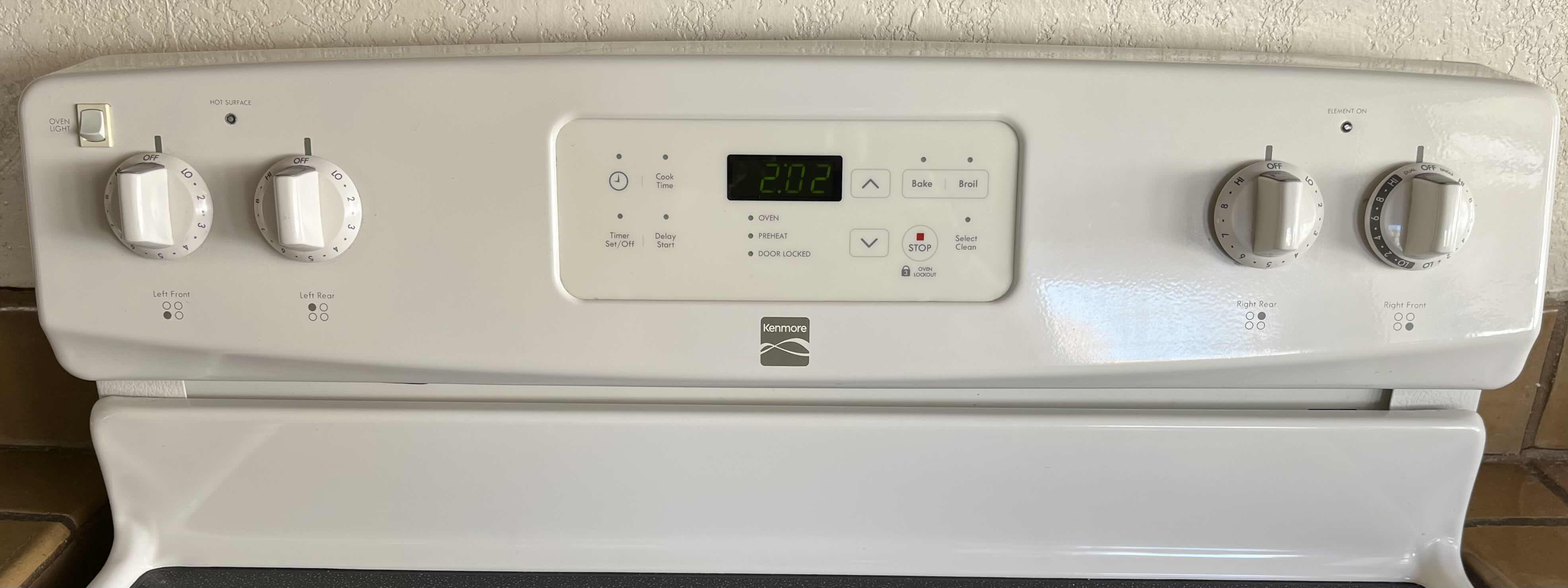 Photo 1 of KENMORE WHITE FINISH 240V 4 BURNER ELECTRIC STOVE RANGE MODEL 790.92204014 (READ NOTES)