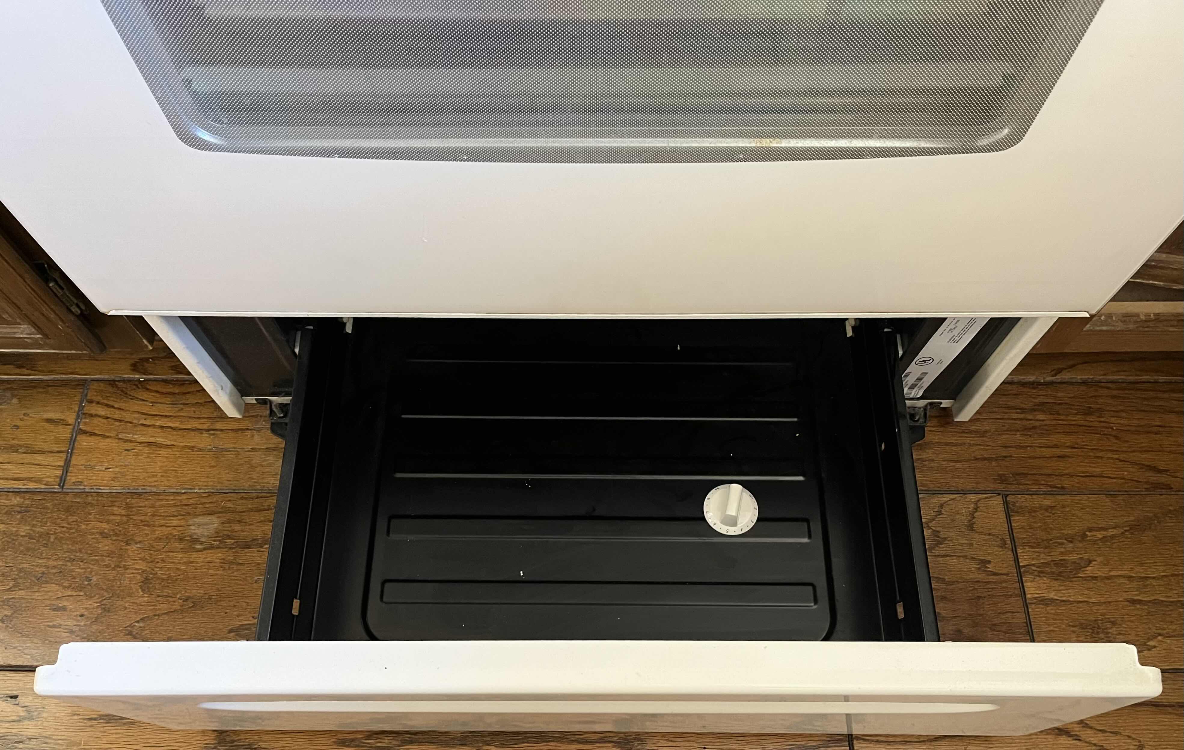 Photo 1 of KENMORE WHITE FINISH 240V 4 BURNER ELECTRIC STOVE RANGE MODEL 790.92204014 (READ NOTES)