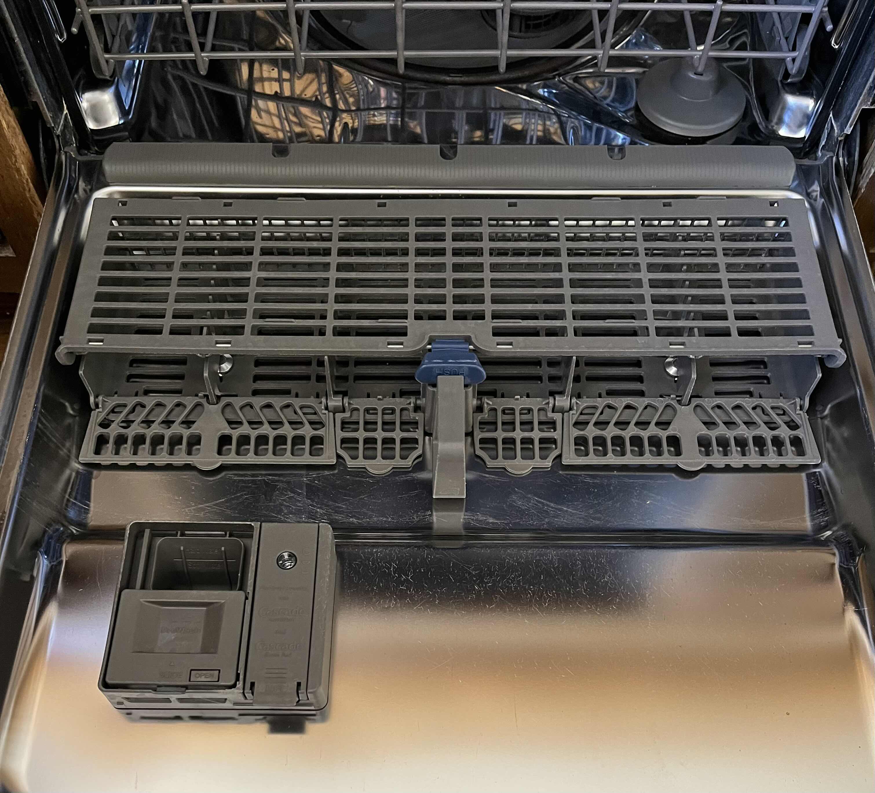 View 6 of WHIRLPOOL WHITE FINISH DISHWASHER MODEL WDTA50SAHWO TYPE 582-1 (READ NOTES)