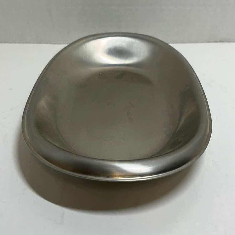 Photo 2 of INTERNATIONAL STAINLESS STEEL BREAD SERVING TRAY 8519 7” X 11.25” H1”