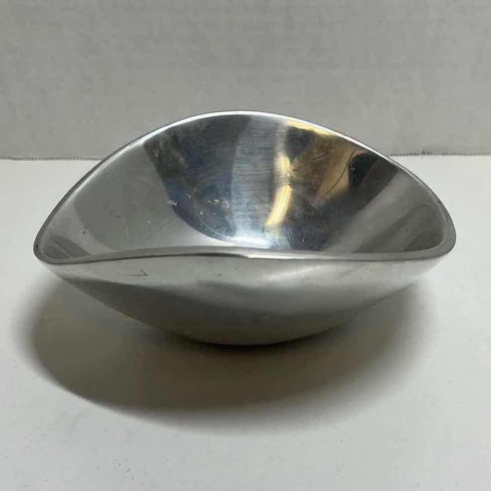 Photo 3 of    NAMBE ALLOY BUTTERFLY BOWL 567 6.5” X 6” H3”