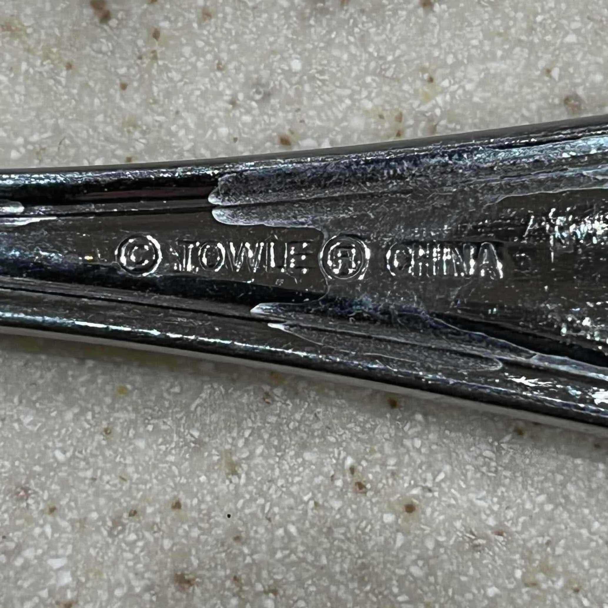 Photo 5 of   TOWLE STAINLESS STEEL 36PC FLATWARE SET W WIRE UTENSIL HOLDER