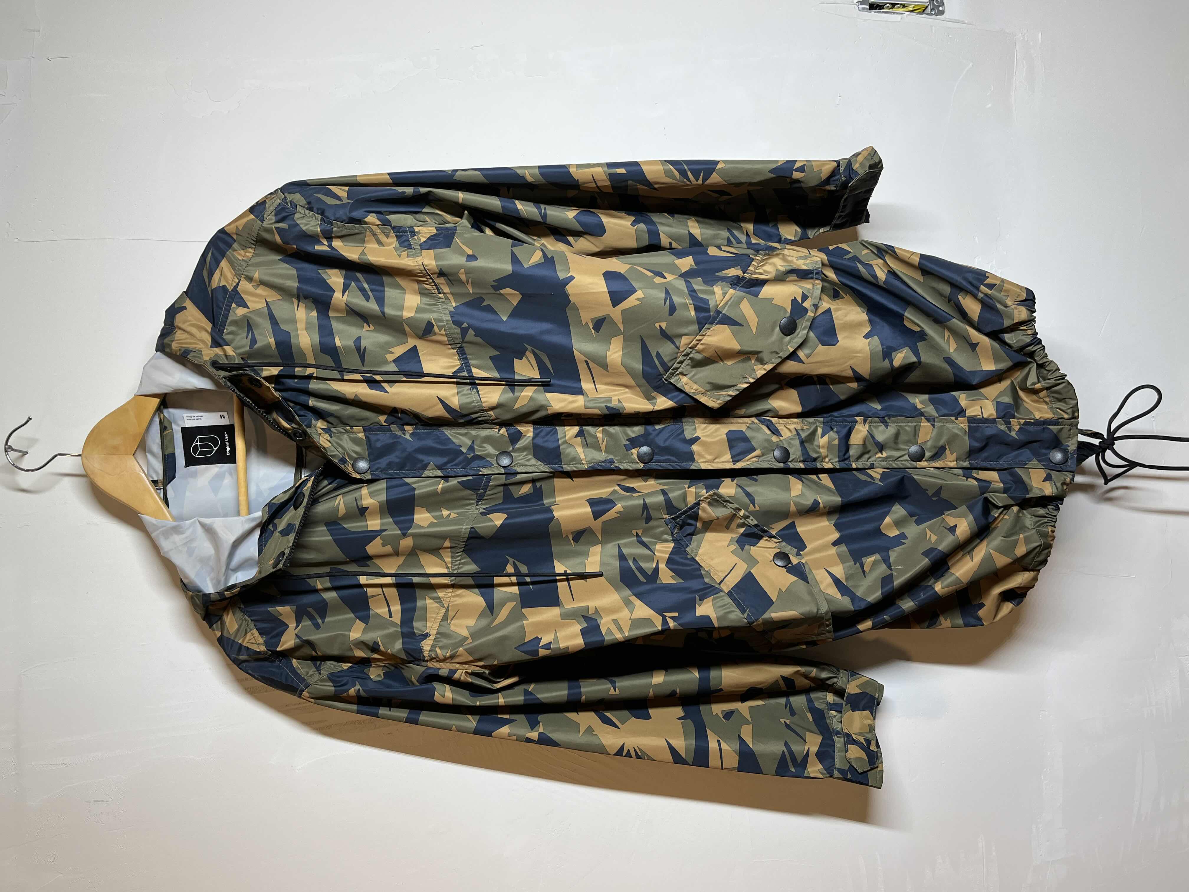 Photo 1 of ORIGINAL USE UNIQUE CAMO PRINT HOODED WINDBREAKER JACKET MENS SIZE M