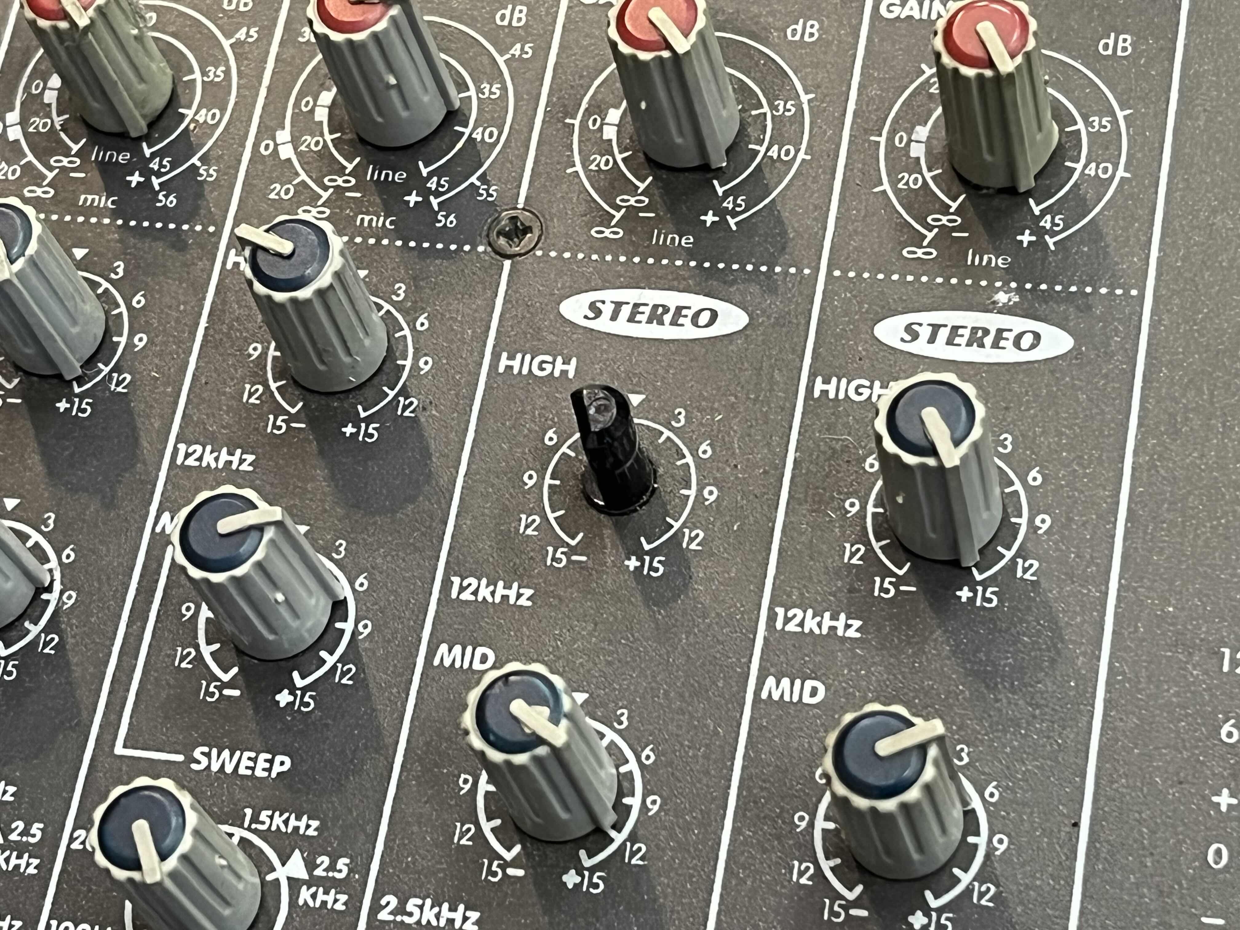 Photo 6 of YORKVILLE 800WATT STEREO MIXER EFX 255 PRESETS AP812