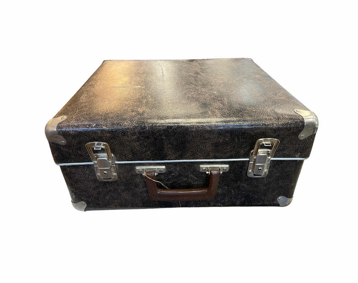 Photo 1 of MELODIJA MENNGES 3 ROW STEIRICHE DIATONIC 34 TREBLE & 11 HELIKON BASS BUTTONS ACCORDION W VINTAGE HARD CASE & MUSIC BOOKS