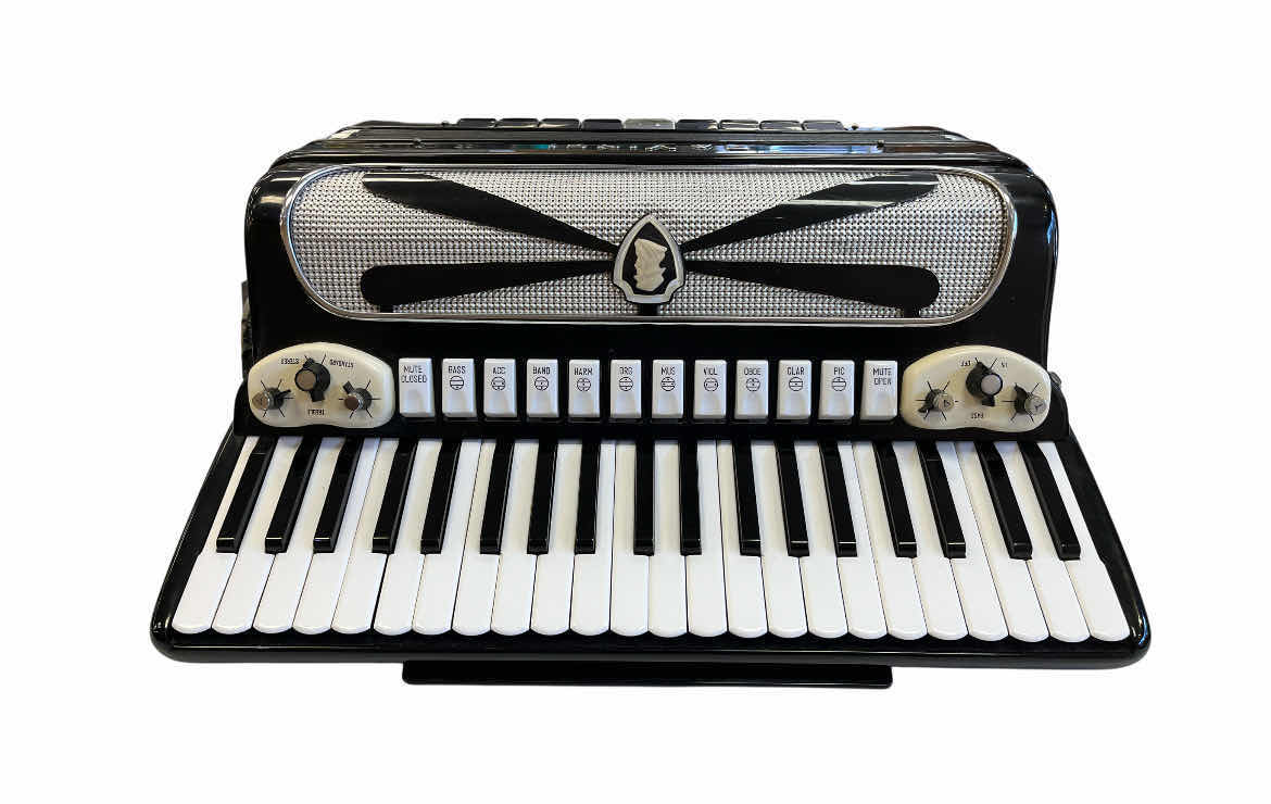 Photo 1 of GUERRINI DA VINCI PIANO ACCORDION MM20C W LEATHER HARD CASE