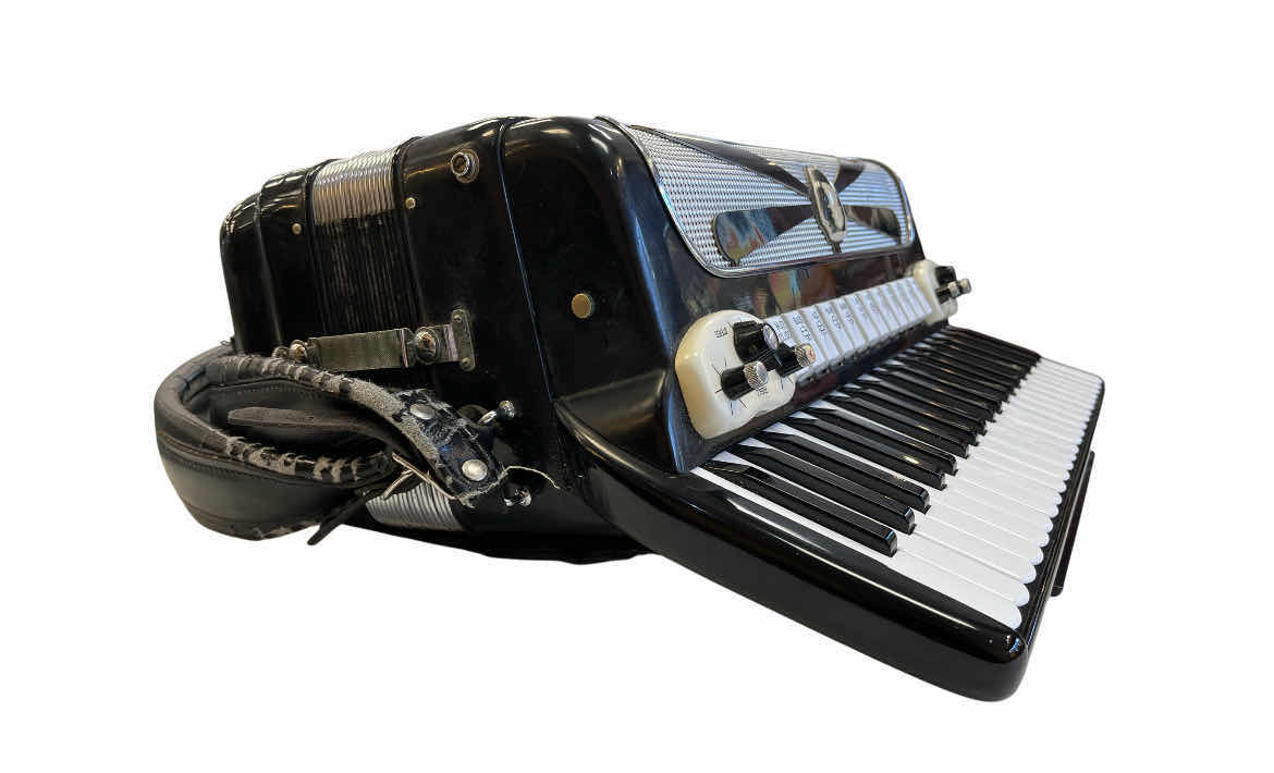 Photo 1 of GUERRINI DA VINCI PIANO ACCORDION MM20C W LEATHER HARD CASE