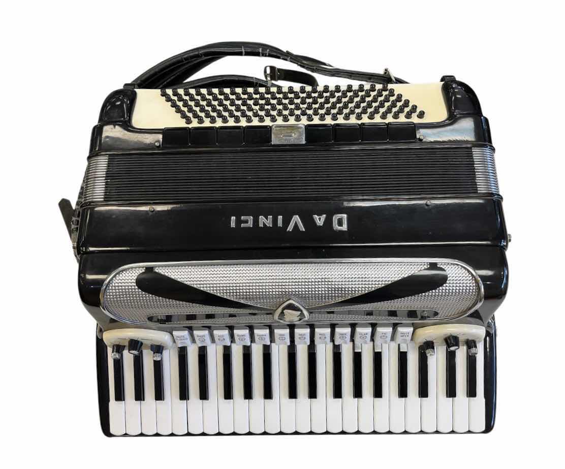 Photo 1 of GUERRINI DA VINCI PIANO ACCORDION MM20C W LEATHER HARD CASE
