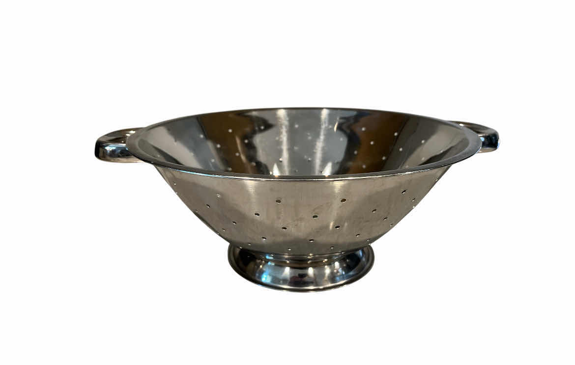 Photo 6 of FABERWARE 6QT STAINLESS STEEL SAUCE PAN W LID & STAINLESS STEEL 11.75” COLANDER STRAINER