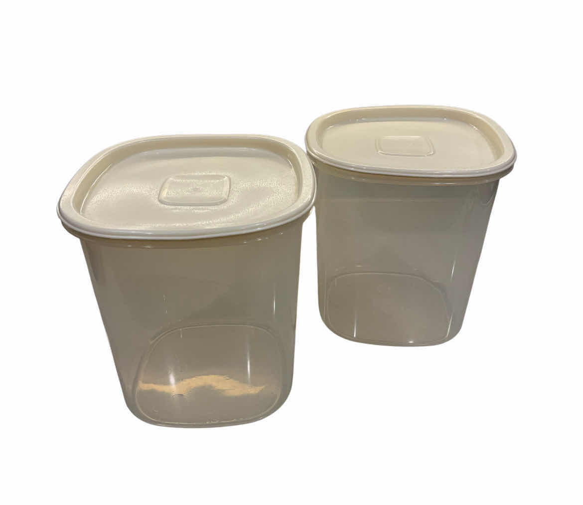 Photo 1 of RUBBERMAID 2PC SERVIN SAVER 21CUP FOOD STORAGE CONTAINER SET W LIDS