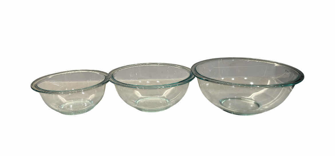 Photo 1 of PYREX 3PC GLASS ROUND FOOD STORAGE CONTAINER SET W LIDS 1QT,1.5QT,2.5QT