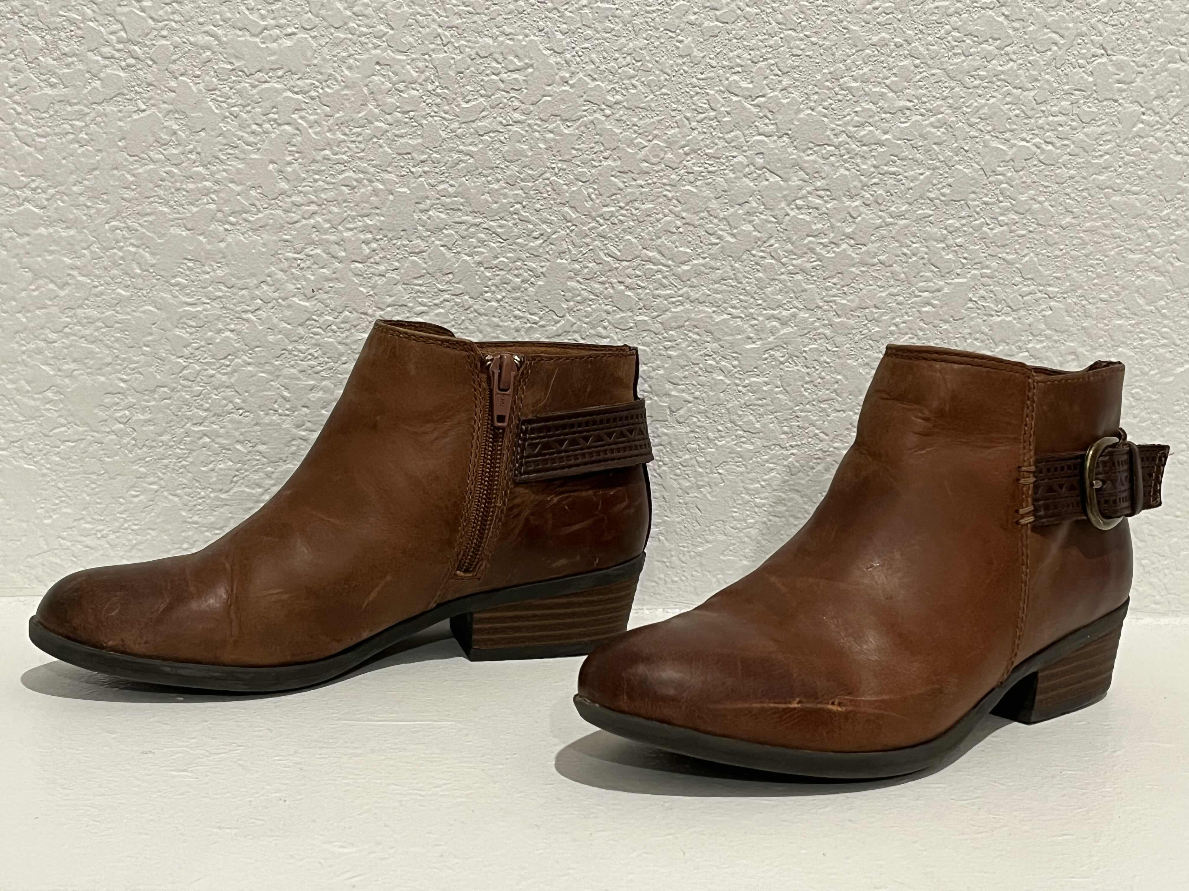 Photo 1 of CLARKS BROWN LEATHER BOOTIES BOOTS WOMENS SIZE 5