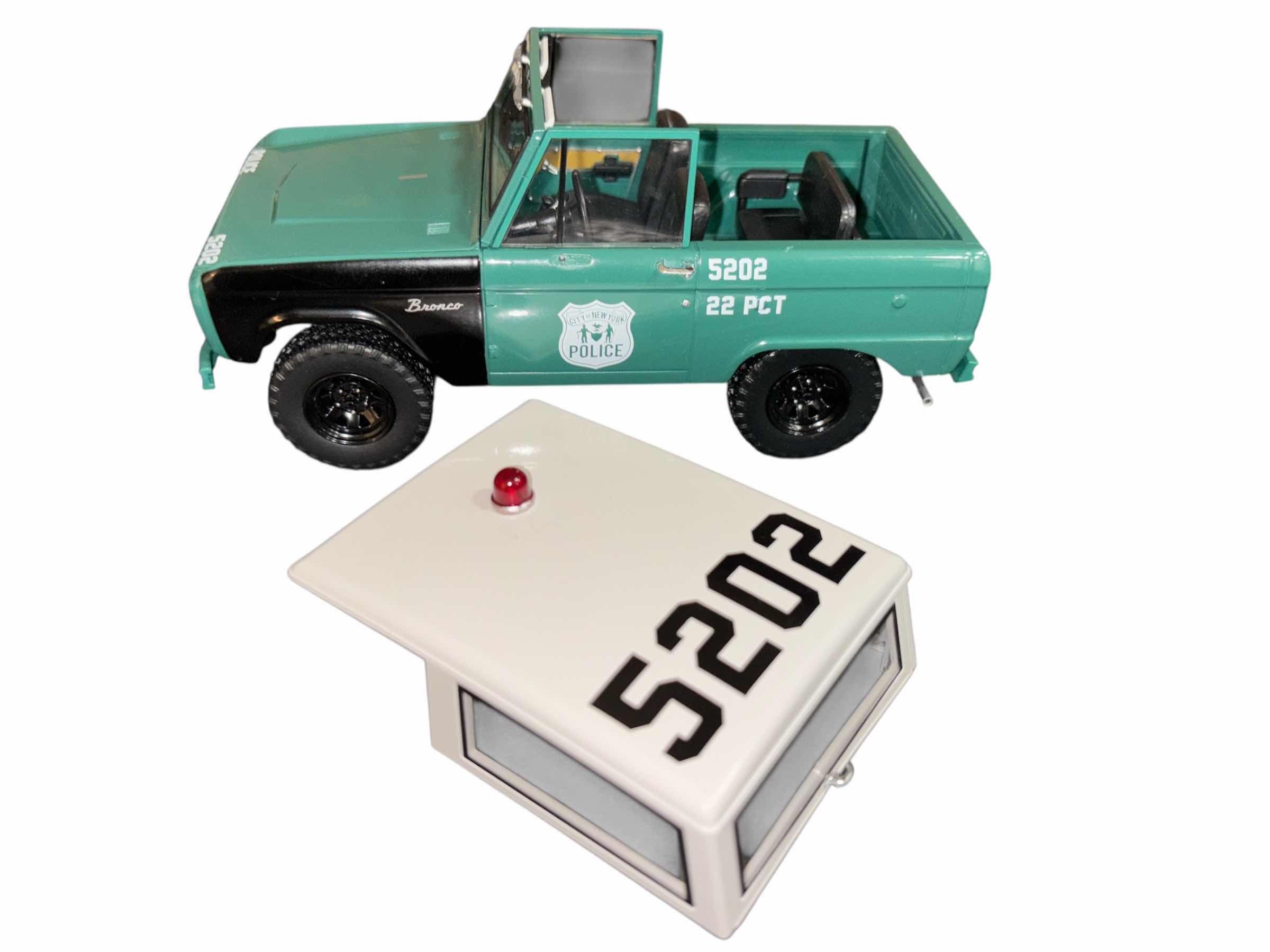 Photo 1 of GREENLIGHT 1967 FORD BRONCO CITY OF NEW YORK POLICE 1:24 SCALE DIE CAST MODEL