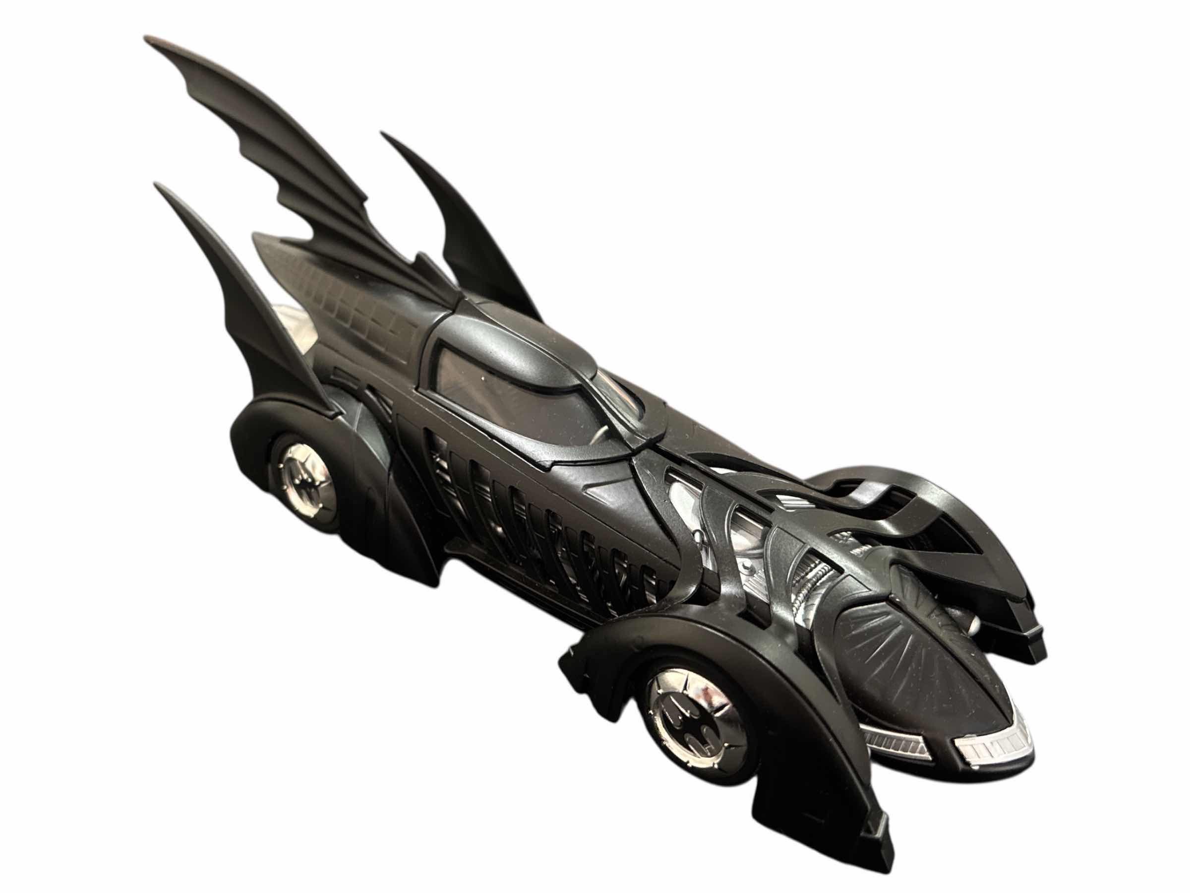 Photo 1 of JADA TOYS DC COMICS 1:24 SCALE BATMAN FOREVER BATMOBILE W 3” BATMAN FIGURINE