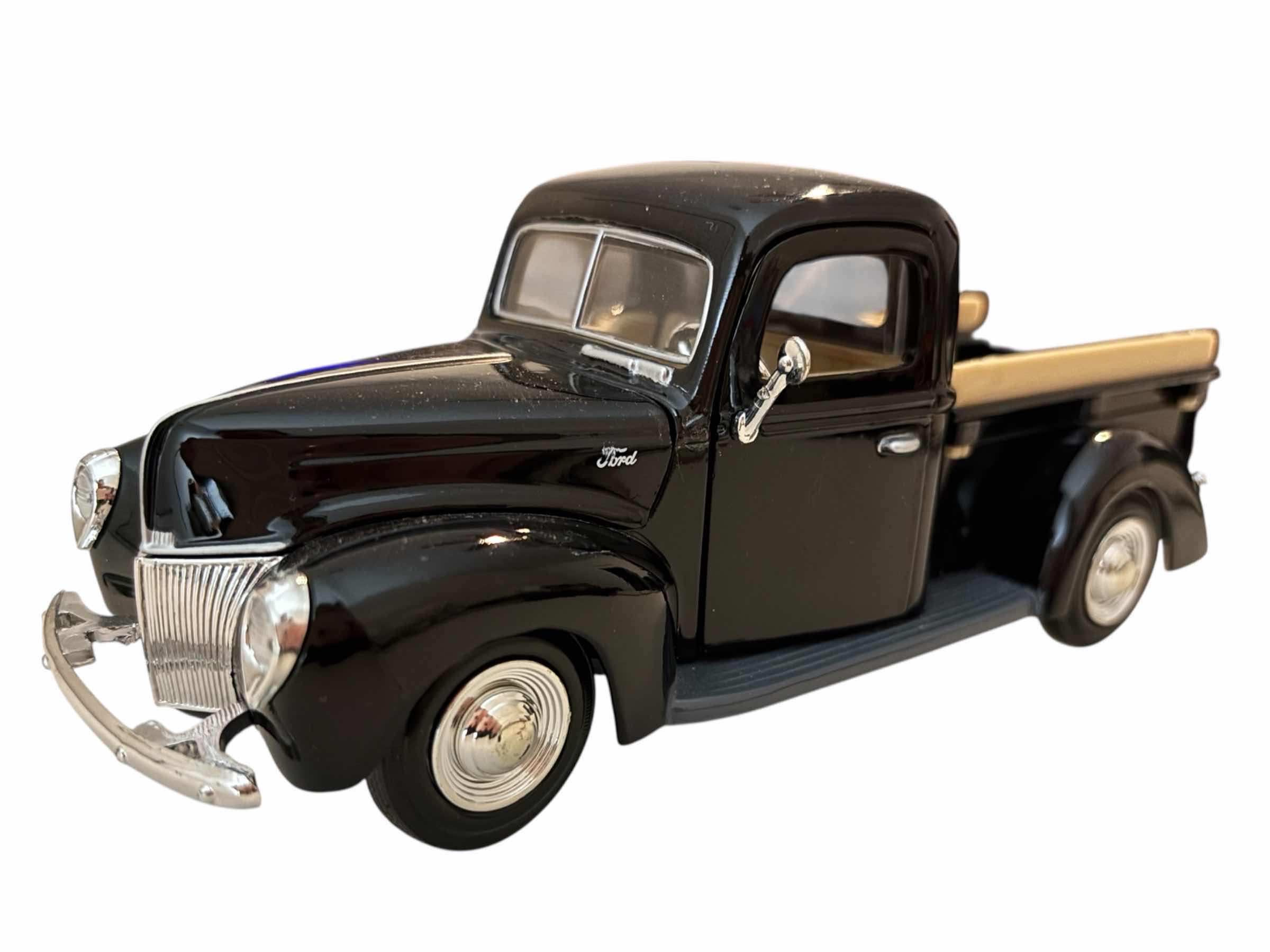 Photo 1 of MOTORMAX DIE-CAST MODEL 1940 FORD PICK UP SCALE 1:24