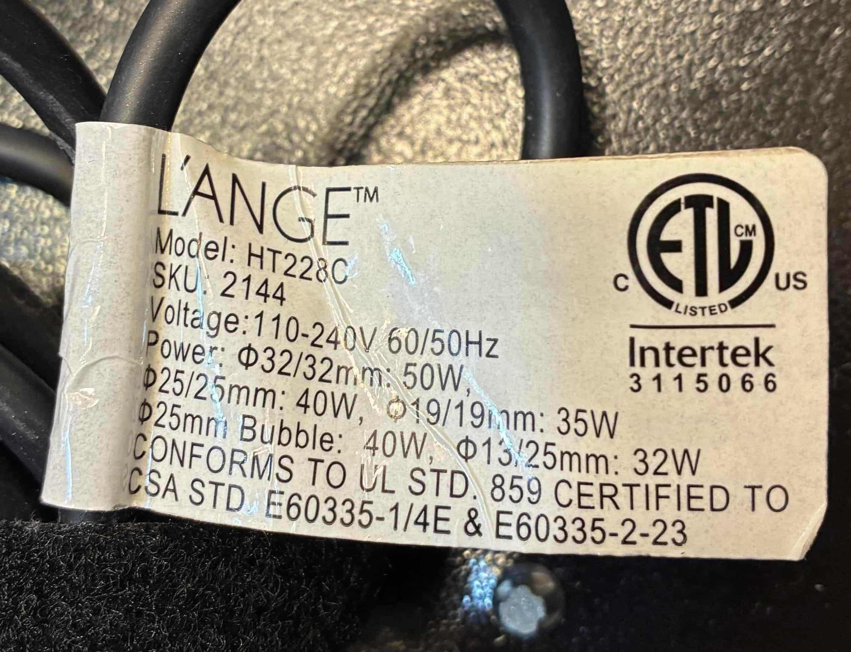 Photo 1 of LANGE LE CURL TITANIUM CURLING WAND W ATTACHMENTS & BAG HT228C