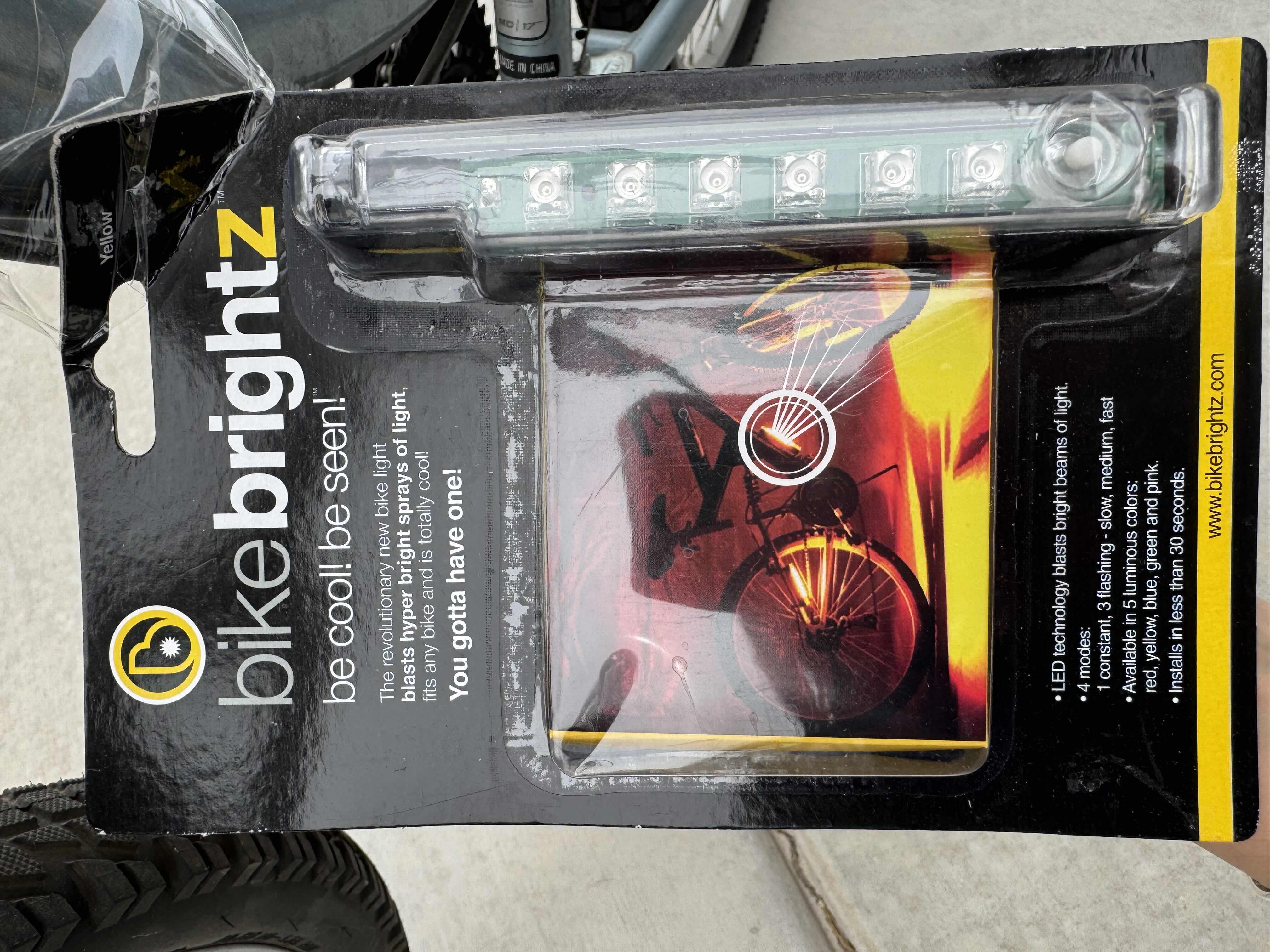 Photo 3 of DIAMONDBACK SERENE CLASSIC COMFORT BIKE, AIR PUMP, BIKE BRIGHTS, AND WATER BOTTLE