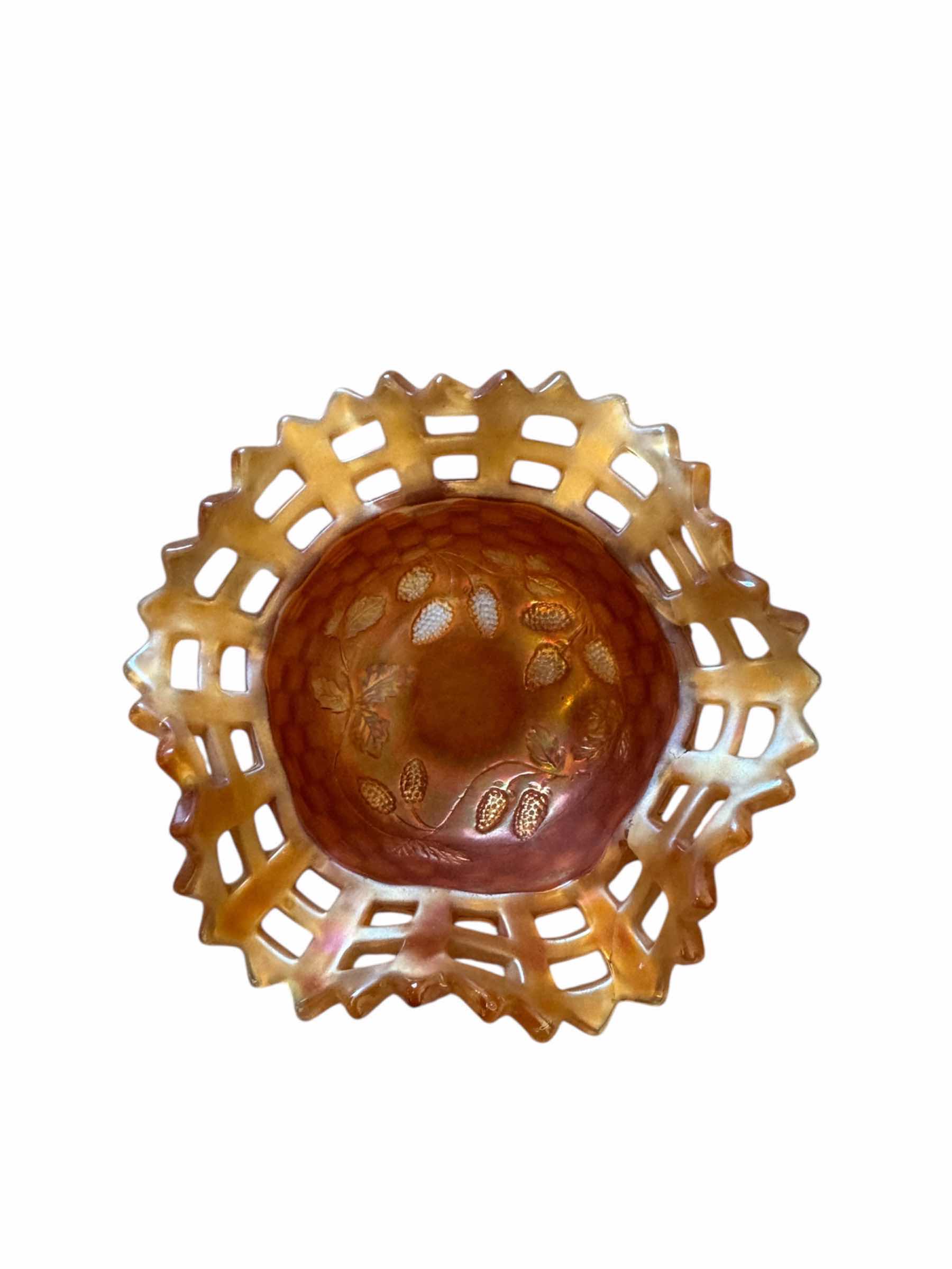 Photo 3 of 100
VINTAGE ANTIQUE DUGAN DIAMOND MARIGOLD ART GLASS PEACH VASE AND FENTON MARIGOLD CARNIVAL GLASS BOWL

BOWL
D5.5” X H3”

VASE
D3” X H6”