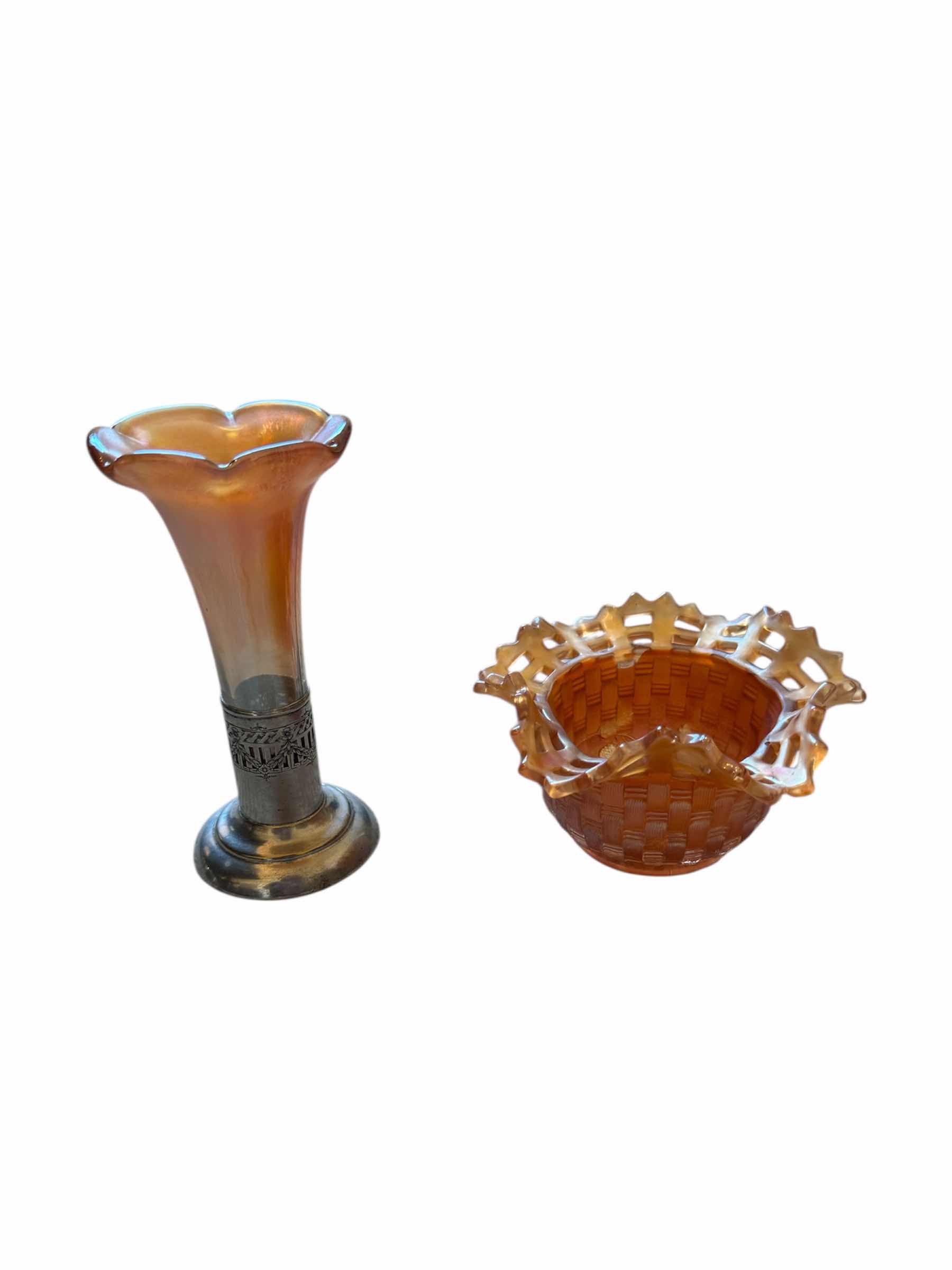 Photo 1 of 100
VINTAGE ANTIQUE DUGAN DIAMOND MARIGOLD ART GLASS PEACH VASE AND FENTON MARIGOLD CARNIVAL GLASS BOWL

BOWL
D5.5” X H3”

VASE
D3” X H6”