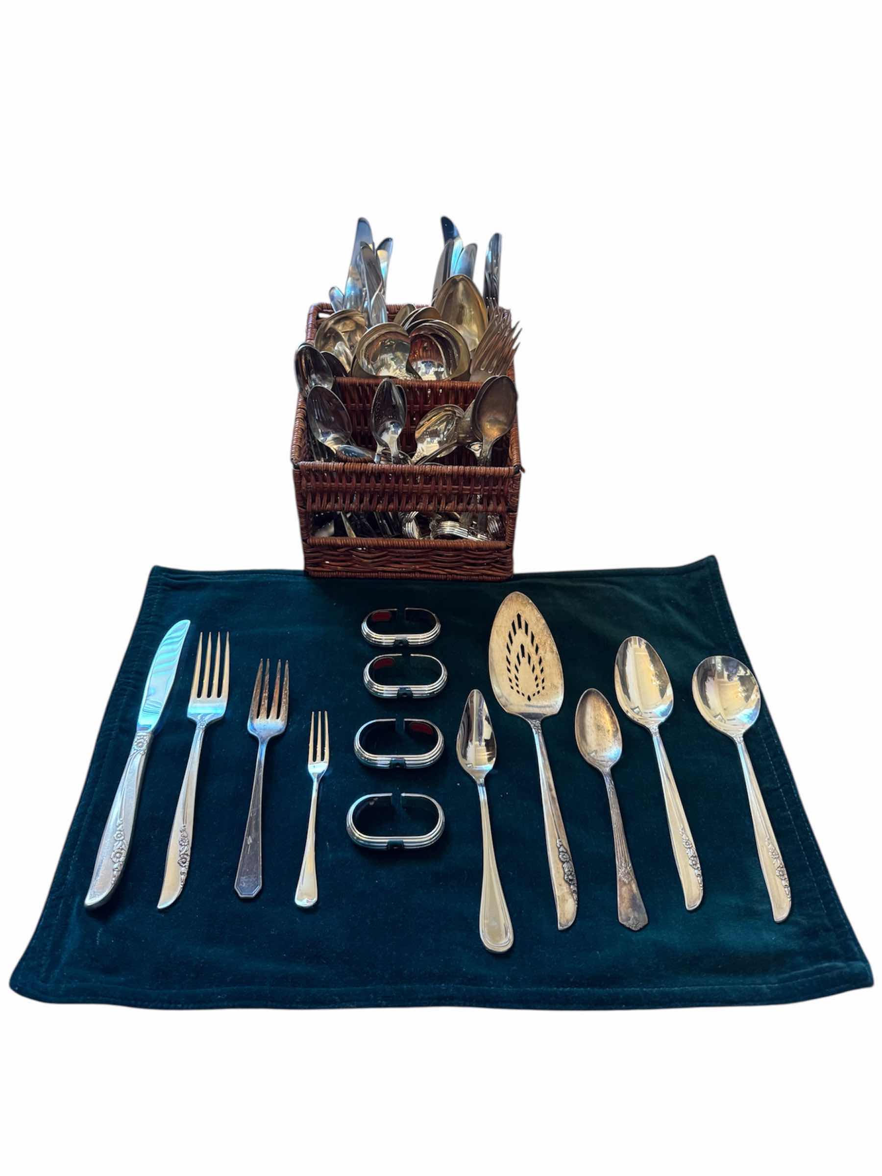 Photo 1 of 150
VINTAGE ANTIQUE ONEIDA 1881 ROGERS LILAC TIME SILVERWARE AND BASKET

BASKET
6.75” X 7” X H7”