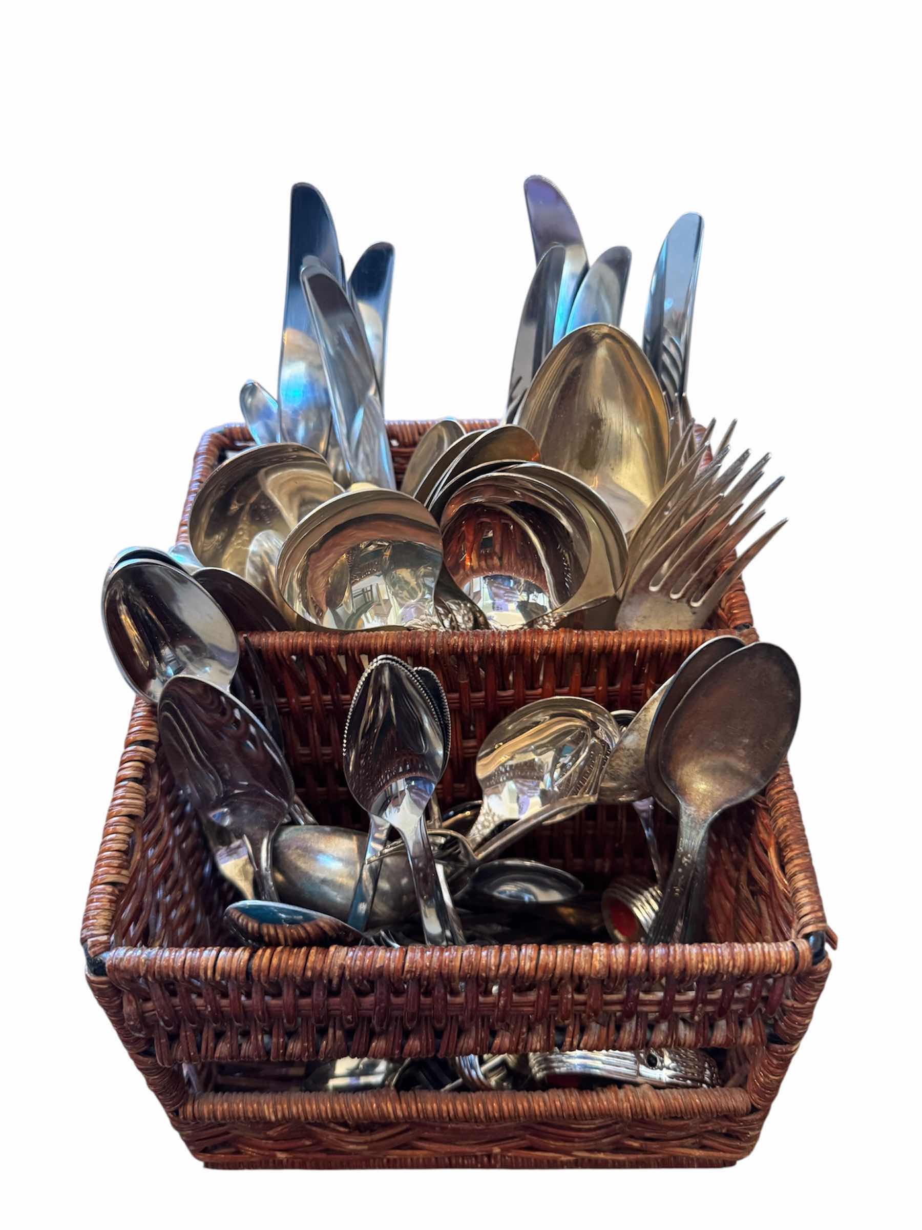 Photo 1 of 150
VINTAGE ANTIQUE ONEIDA 1881 ROGERS LILAC TIME SILVERWARE AND BASKET

BASKET
6.75” X 7” X H7”