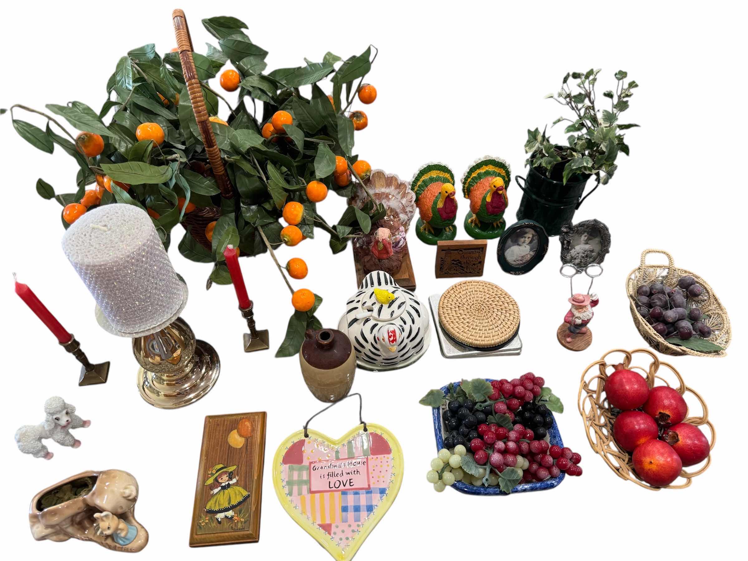 Photo 1 of 120
ASSORTED VINTAGE HOME DECOR, HOLIDAY DECOR, CANDLE HOLDERS, FAUX FRUIT BASKET, MRS BUNNY MUSHROOM HOUSE, COLLECTABLE, 22 ITEMS

GOLD CANDLE HOLDER
D4” X H9.5”