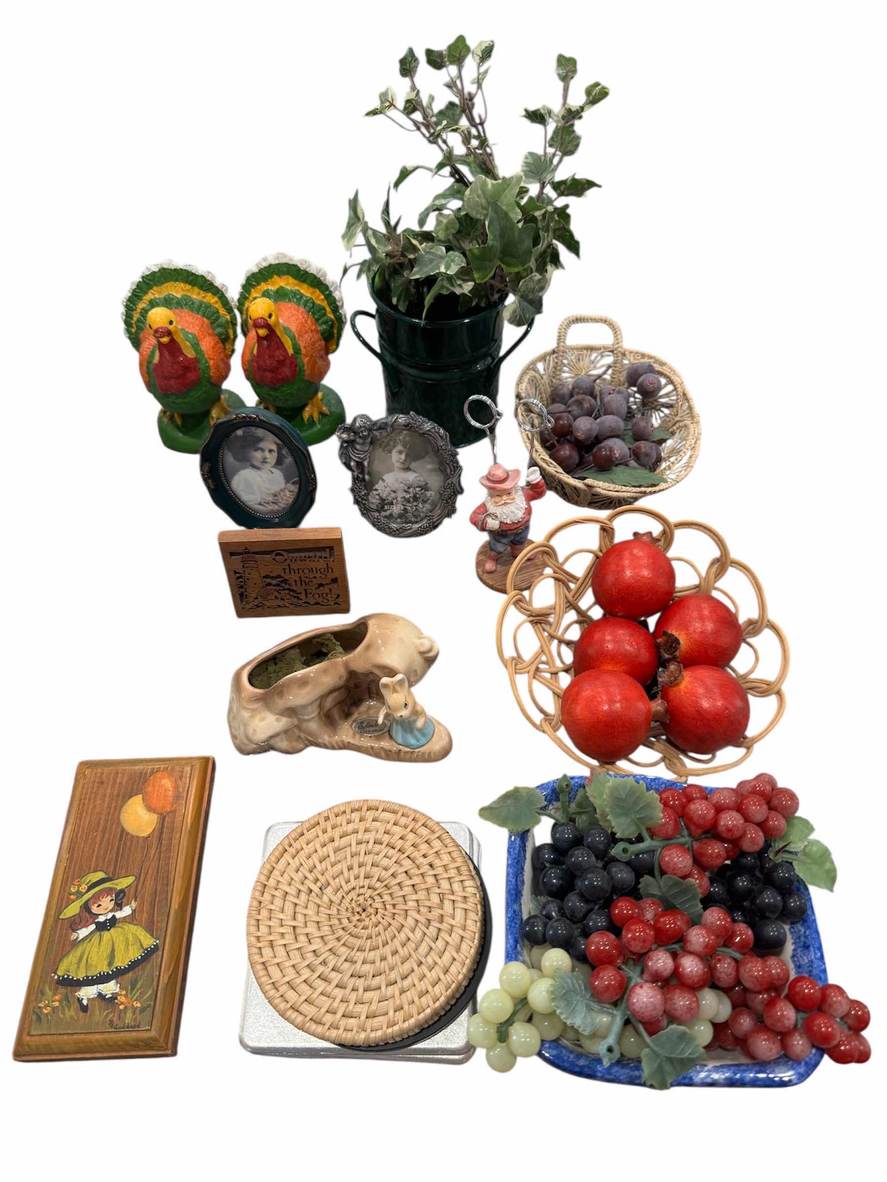 Photo 3 of 120
ASSORTED VINTAGE HOME DECOR, HOLIDAY DECOR, CANDLE HOLDERS, FAUX FRUIT BASKET, MRS BUNNY MUSHROOM HOUSE, COLLECTABLE, 22 ITEMS

GOLD CANDLE HOLDER
D4” X H9.5”